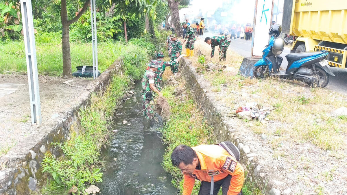 KARYA BAKTI -- Kodim 1403/Palopo menggelar Karya Bakti Sosial pembersihan aliran sungai Kecamatan Belopa, Belopa Utara, Kabupaten Luwu dalam rangka memperingati Hari Ulang Tahun (HUT) ke-80 Tentara Nasional Indonesia (TNI) tahun 2025, Rabu (24/9).