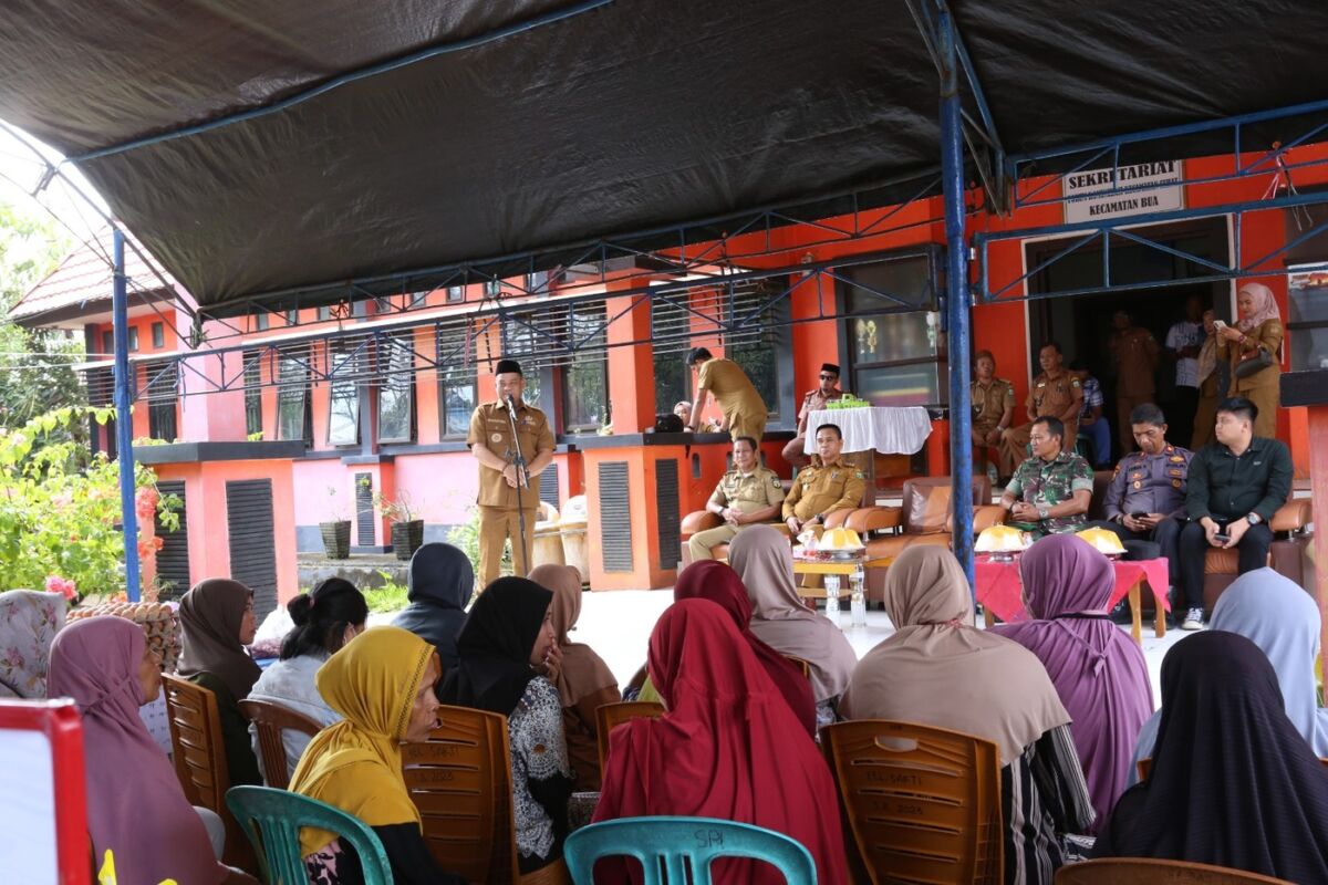 SERENTAK -- Dinas Ketahanan Pangan Pemkab Luwu menggelar Gerakan Pasar Murah (GPM) secara serentak di Kecamatan Bua, Selasa (9/9)
