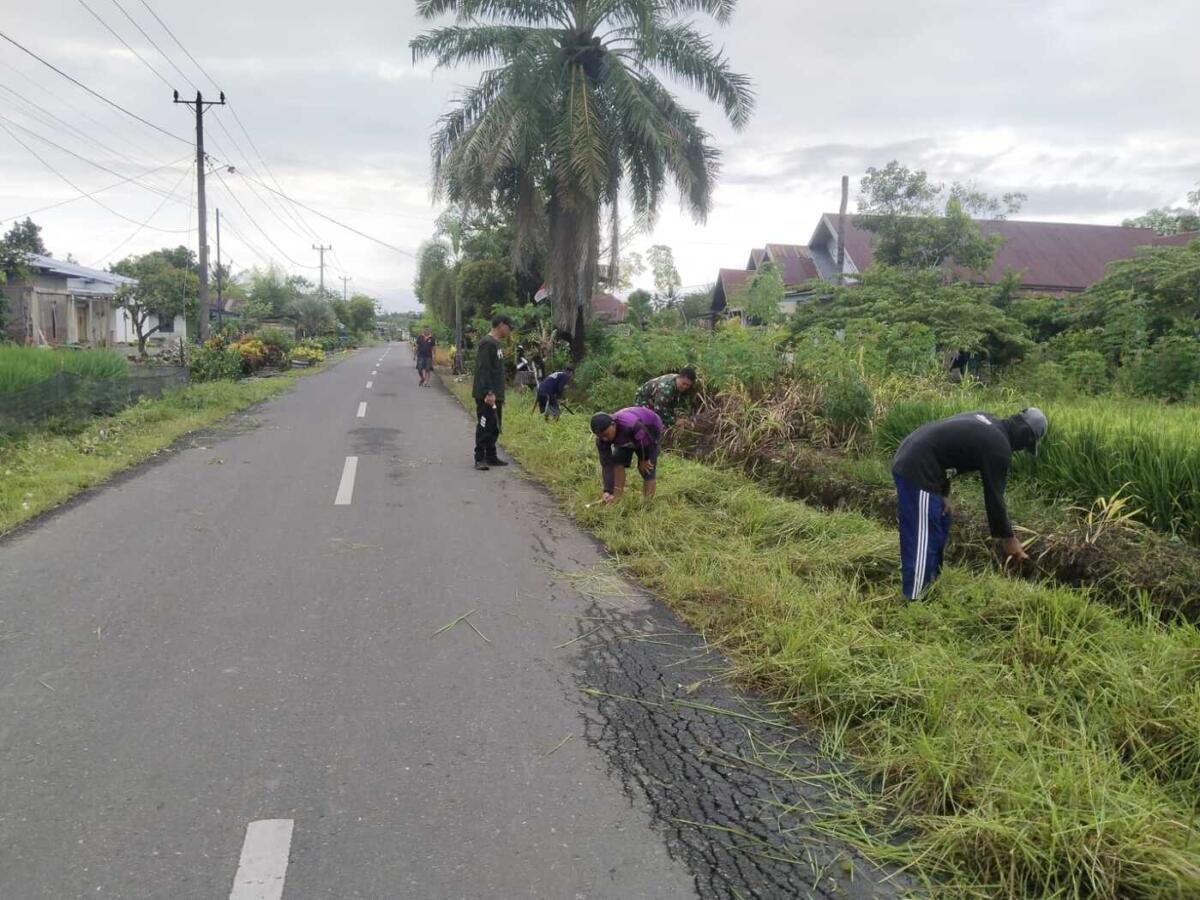 BERSIHKAN PARIT -- Babinsa Koramil 1403-03/Belopa dan warga Desa Lauwa bersatu dalam semangat gotong royong membersihkan parit Desa Lauwa, Kecamatan Belopa Utara, Kabupaten Luwu, Senin (22/9). 
