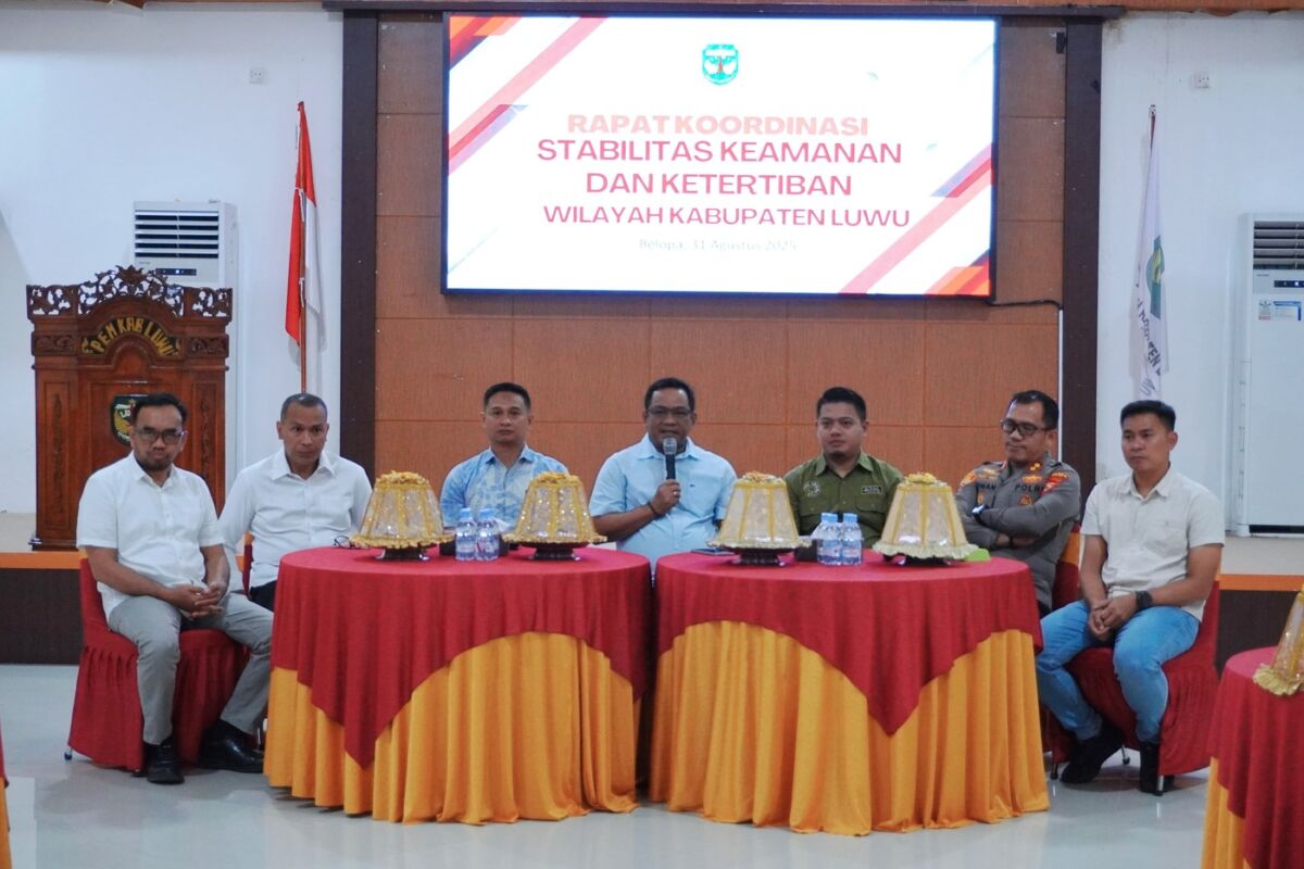 RAKOR -- Bupati Luwu, Patahudding, memimpin Rapat Koordinasi (Rakor) Stabilitas Keamanan dan Ketertiban Wilayah Kabupaten Luwu di Aula Rujab Bupati Luwu, Minggu (31/8).
