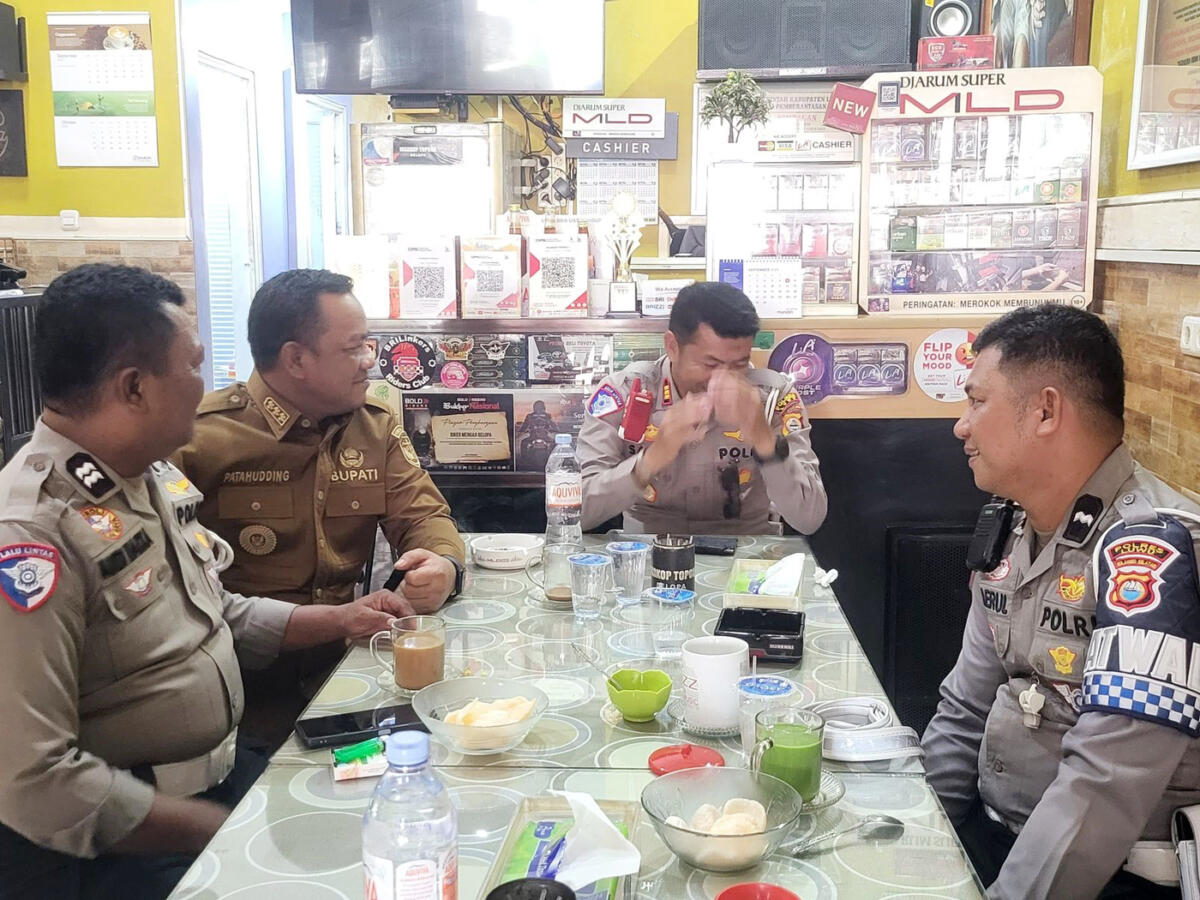 APRESIASI -- Bupati Luwu, H Patahudding menggelar Coffe Morning bersama jajaran Sat Lantas Polres Luwu di Warkop Topoka, Senin (29/9). 
