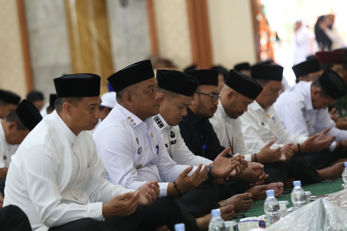 KUKUHKAN -- Bupati Luwu Patahudding  saat menghadiri peringatan Maulid Nabi Muhammad SAW 1447 H / 2025 M dirangkai pengukuhan pengurus Masjid Agung Luwu periode 2025–2028 di Masjid Agung Luwu, Belopa, Rabu (10/9). 