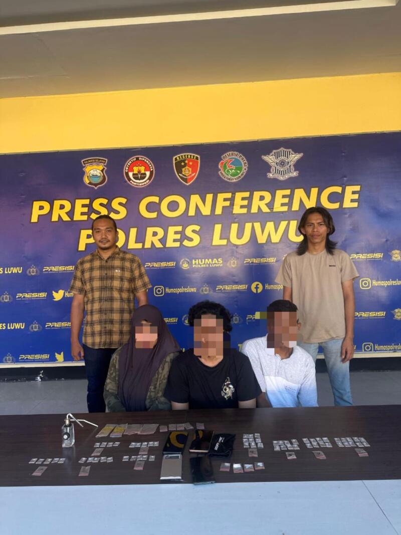 DITANGKAP -- Sat Resnarkoba Polres Luwu berhasil mengungkap kasus penyalahgunaan narkotika jenis sabu di wilayah hukum Polres Luwu. Penangkapan dilakukan di Kecamatan Bua, Kabupaten Luwu, Senin (22/9) siang.  Tampak tiga pengedar saat di Mapolres Luwu.  