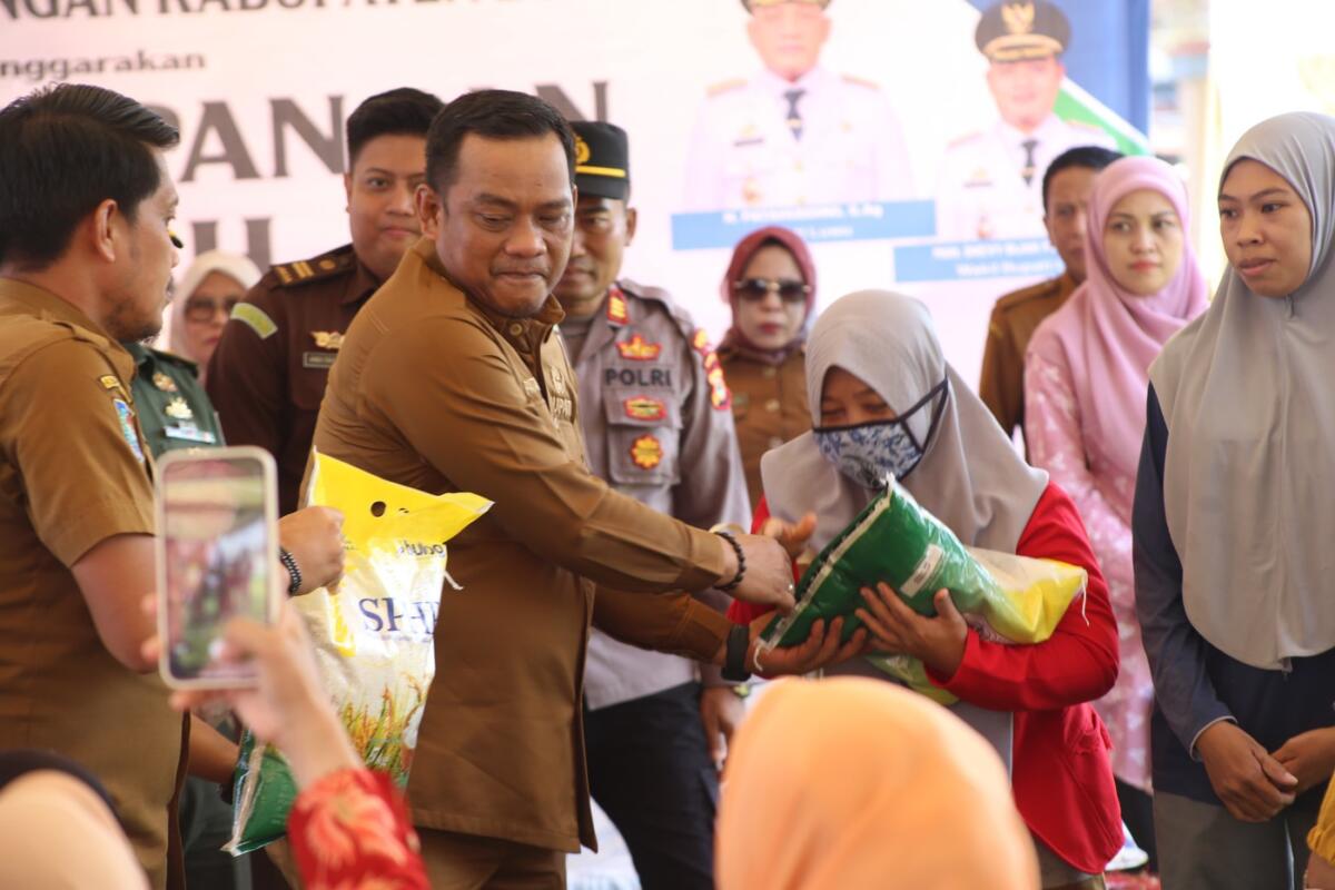 BUKA -- Bupati Luwu, H Patahudding membuka secara resmi kegiatan Gerakan Pangan Murah (GPM) di Lapangan Opu Daeng Risaju, Kecamatan Belopa, Senin (29/9). 

