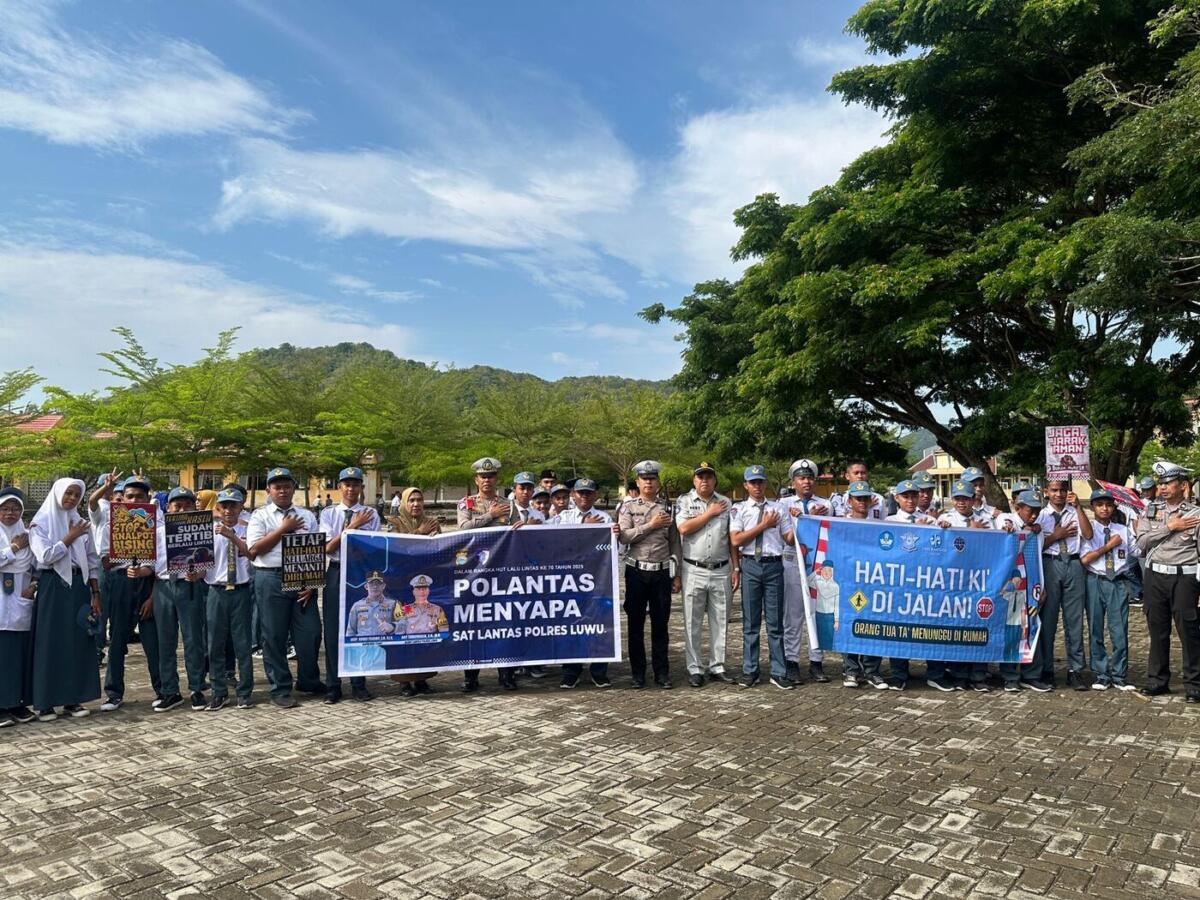 EDUKASI KESELAMATAN -- Sat Lantas Polres Luwu menggalakkan program edukasi keselamatan berkendara melalui kegiatan Police Goes to School, Senin (29/9). 
