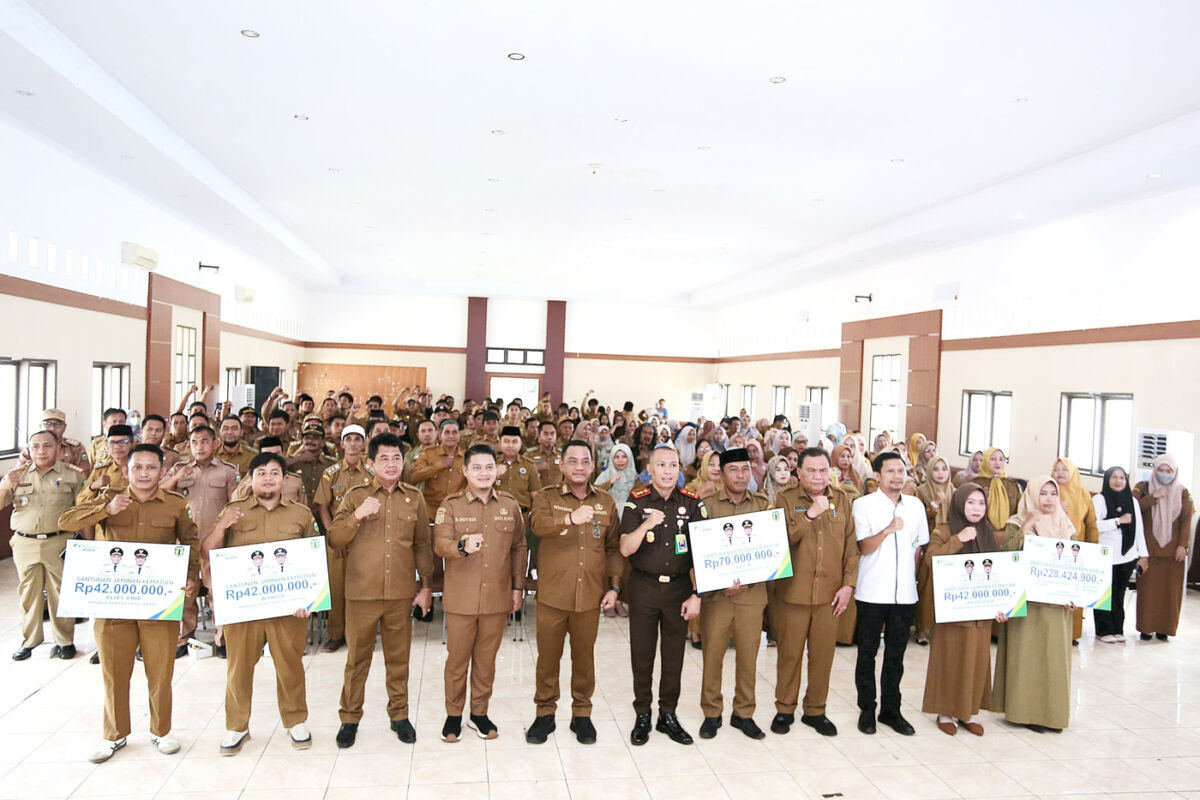 SOSIALISASI -- Bupati Luwu, H Patahudding foto bgersama usai membuka secara resmi sosialisasi Perlindungan Peserta dan Manfaat Program BPJS Ketenagakerjaan Bagi Ekosistem Desa di Kabupaten Luwu di Aula Andi Kambo Kantor Bupati Luwu, Senin (15/9). 