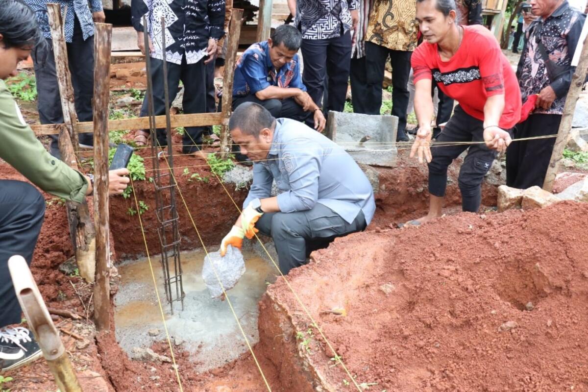 BANGUN MASJID -- Bupati Luwu Timur, Irwan Bachri Syam, secara resmi meletakkan batu pertama pembangunan Masjid Babul Jihad yang akan menjadi pusat ibadah sekaligus wadah pemersatu masyarakat sekitar.
