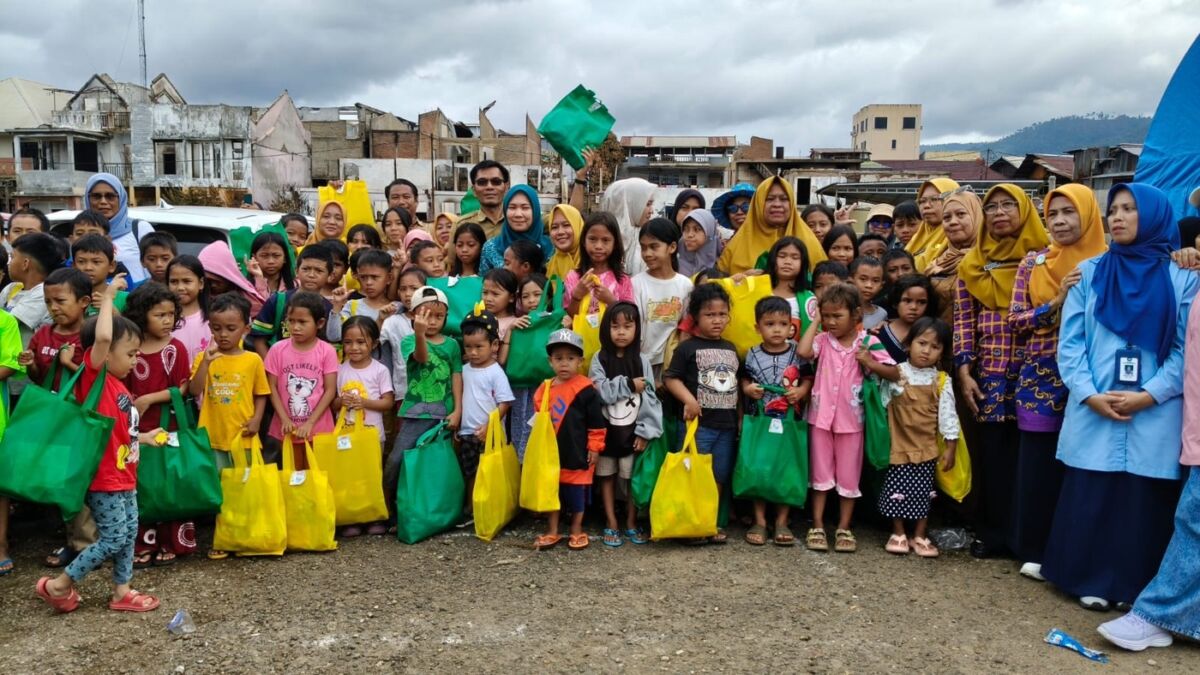TRAUMA HEALING -- Sebanyak 97 anak korban kebakaran foto bgersama usai mengikuti kegiatan trauma healing yang digelar oleh Disdikbud Luwu Timur bersama Bunda PAUD Luwu Timur, SDN 238 Mallaulu Malili, serta Himpaudi Luwu Timur baru-baru ini.