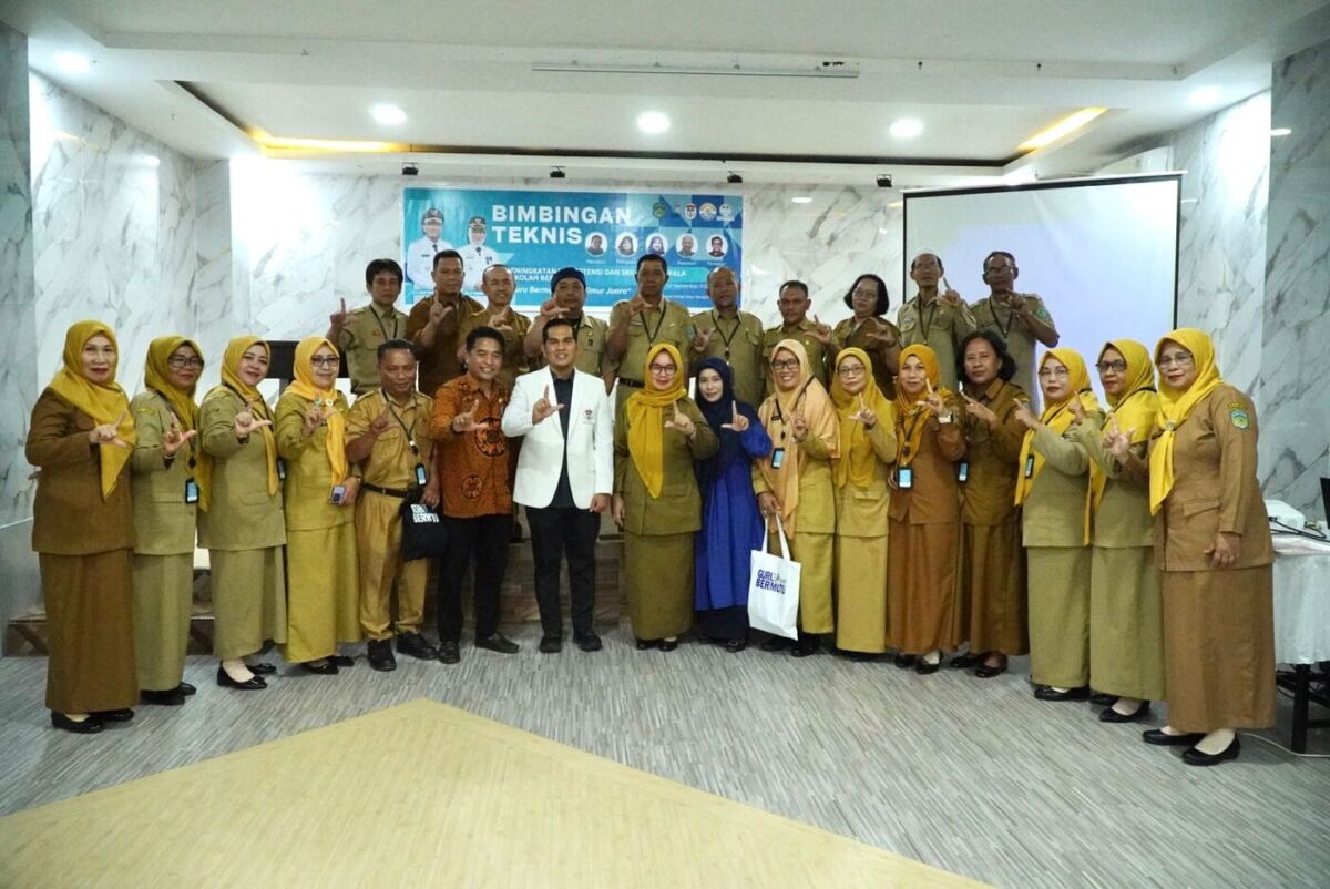 BIMTEK -- Wabup Luwu Timur, Hj. Puspawati Husler membuka kegiatan Bimtek Peningkatan Kompetensi dan Skill Kepala Sekolah guna terwujudnya pendidikan yang berkualitas di Luwu Timurdi Meeting Room Hotel New Harapan Palopo, Senin (8/9).