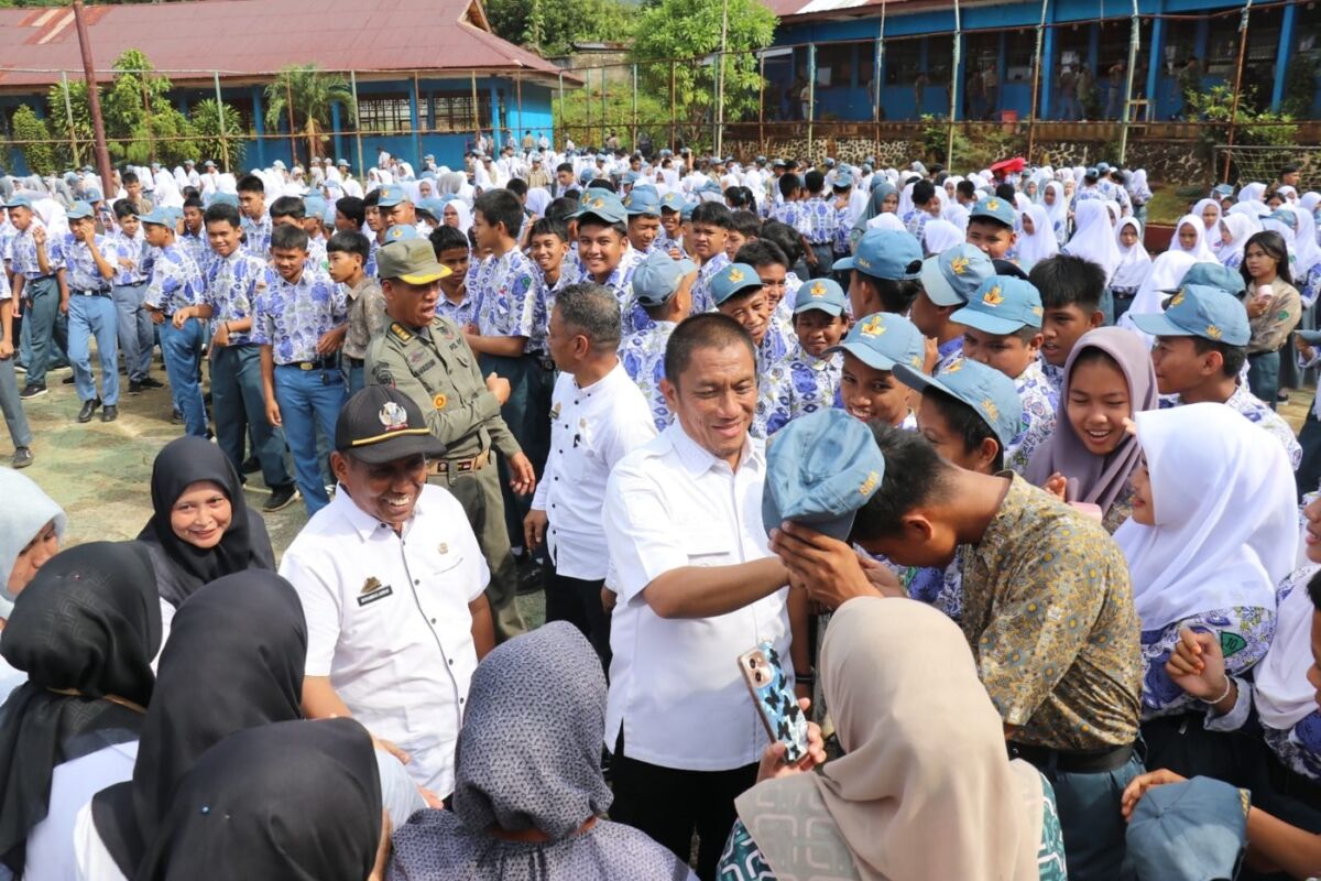 IRUP --  Bupati Luwu Timur, Irwan Bachri Syam memimpin apel di SMAN 1 Luwu Timur, Rabu (10/9), Ribuan siswa berdiri khidmat mendengarkan pesan penuh motivasi kepada para pelajar agar berani mengejar mimpi dan cita-cita yang telah mereka pilih.
