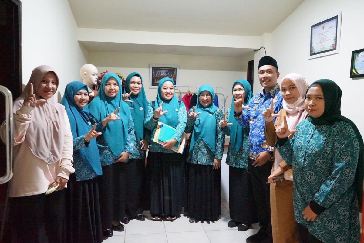 KUNJUNGAN -- TP PKK Kabupaten Luwu Timur menerima dengan hangat kedatangan Tim Supervisi, Monitoring, Evaluasi, dan Pelaporan (SMEP) TP PKK Provinsi Sulawesi Selatan, Rabu (17/9). 

