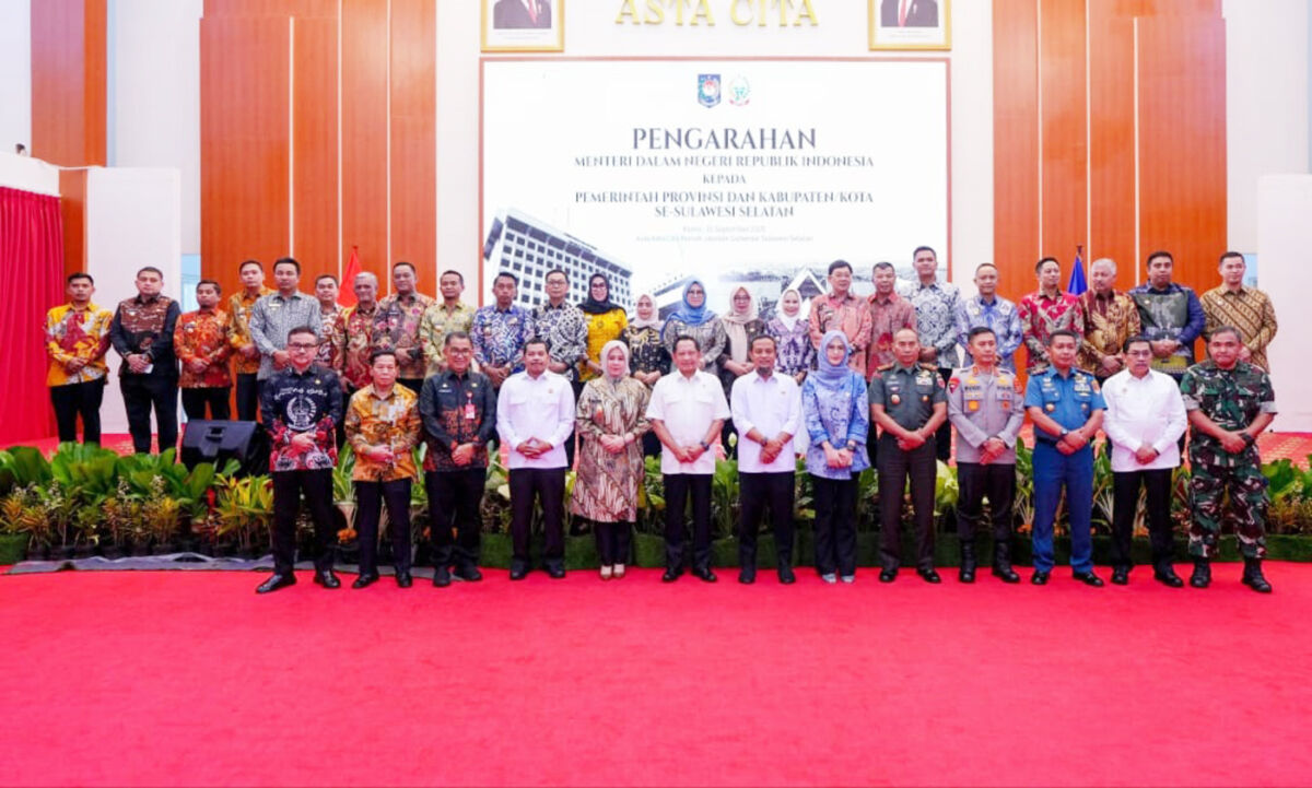 ARAHAN -- Wakil Bupati Luwu Timur, Hj. Puspawati Husler menghadiri kunjungan kerja dan pengarahan Menteri Dalam Negeri (Mendagri) Tito Karnavian di Aula Asta Cita, Rumah Jabatan Gubernur Sulawesi Selatan baru-baru ini. 