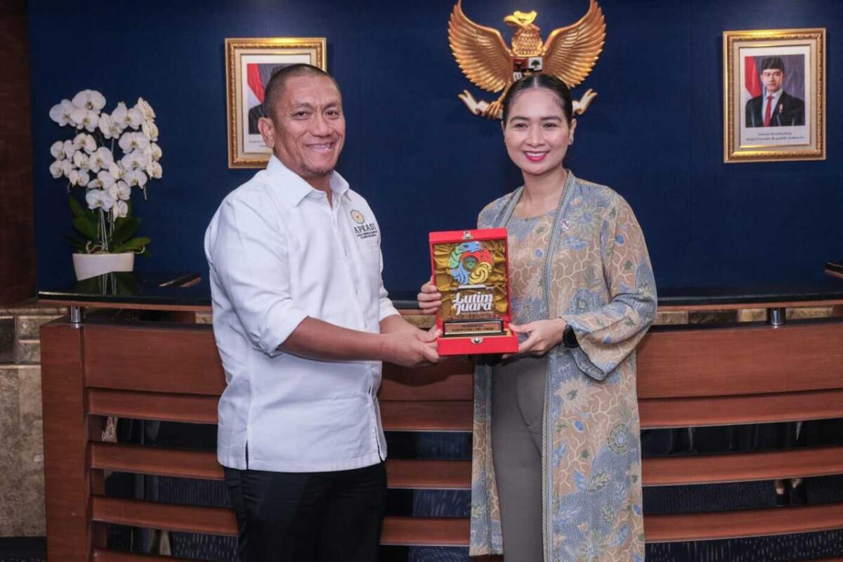 AUDIENSI -- Bupati Luwu Timur, Irwan Bachri Syam didampingi sejumlah pejabatnya melakukan audiensi dengan Wakil Menteri Pariwisata RI Ni Luh Enik Ermawati di ruang rapat lantai 12 Gedung Sapta Pesona, Kementerian Pariwisata RI, Jakarta, Rabu (17/9).
