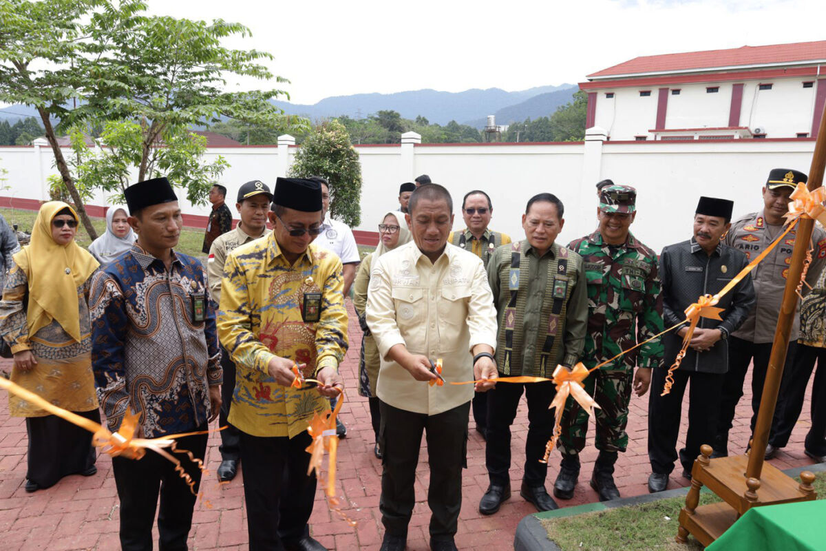 RUMDIS -- Bupati Lutim Irwan Bachri Syam saat menghadiri acara groundbreaking pembangunan Rumdis Ketua PA Malili. dirangkai dengan penandatanganan MoU sidang terpadu serta peresmian Mushola Al-Hikam baru-baru ini.