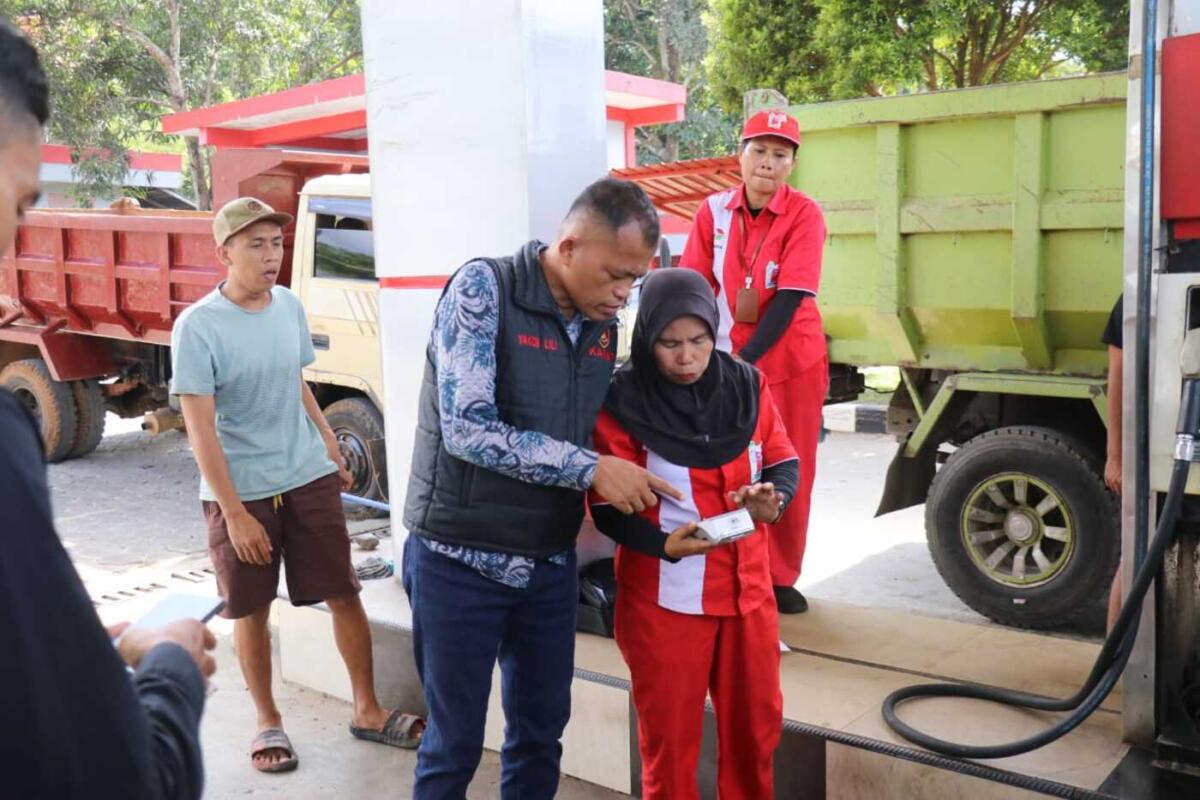 INSPEKSI -- Satreskrim Polres Luwu Timur bersama Pemkab Luwu Timur melakukan pengawasan ketat di seluruh SPBU wilayah setempat baru-baru ini.  
