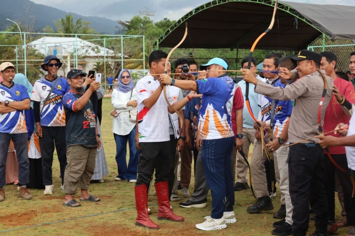 TEMBAKAN -- Bupati Luwu Timur, H. Irwan Bachri Syam membuka kegiatan Row Fest Sulsel & Bupati Cup I Luwu Timur Tahun 2025 yang ditandai dengan tembakan anak panah ke arah sasaran di lapangan Puncak Indah, Malili baru-baru ini. 