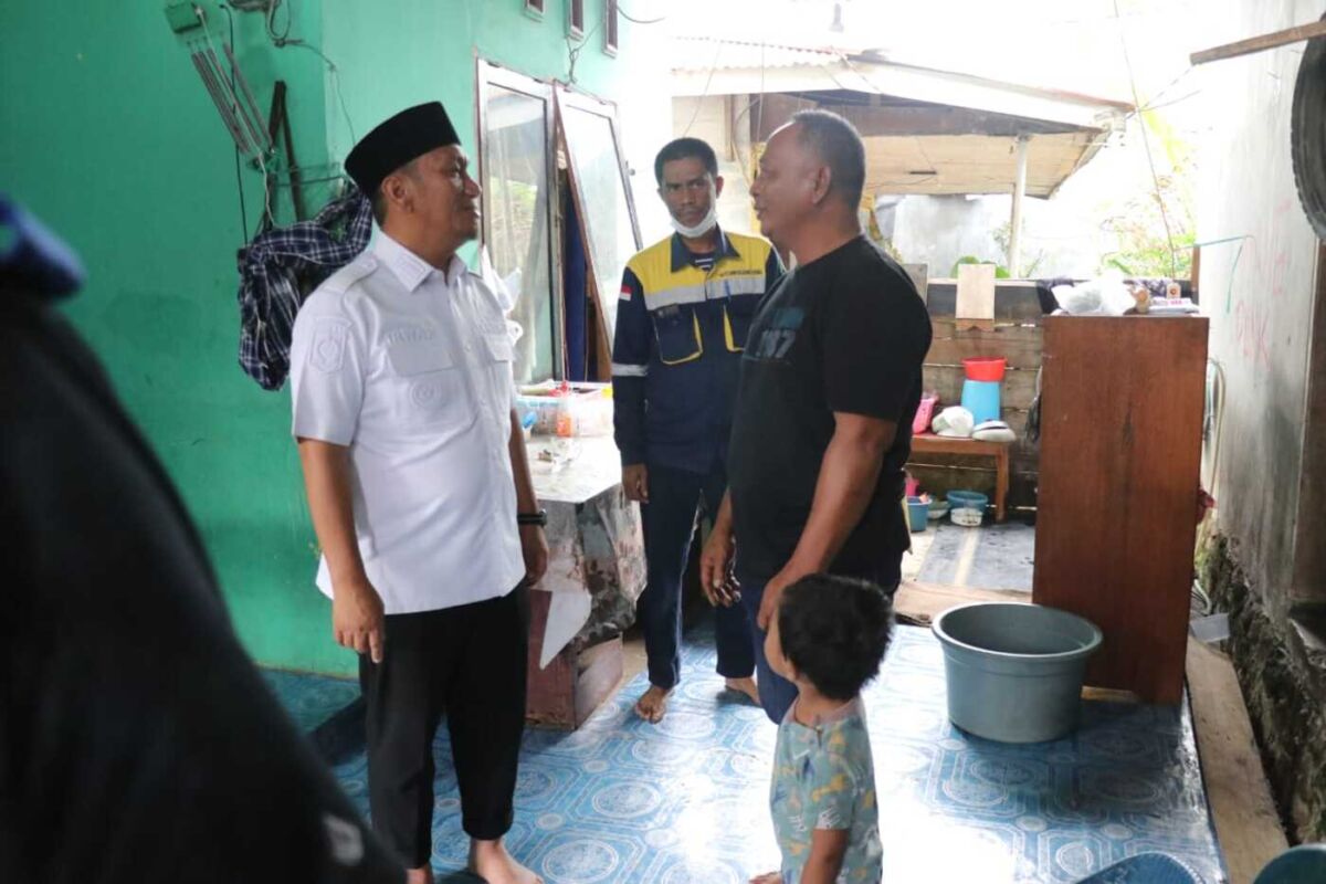 JENGUK -- Bupati Luwu Timur, Irwan Bachri Syam, bersama Wakil Bupati Hj. Puspawati Husler menyempatkan diri menjenguk sahabat lamanya, Yulius Hode, di kediamannya di Jalan Sangke, Desa Ledu-Ledu, Kecamatan Wasuponda baru-baru ini.  

