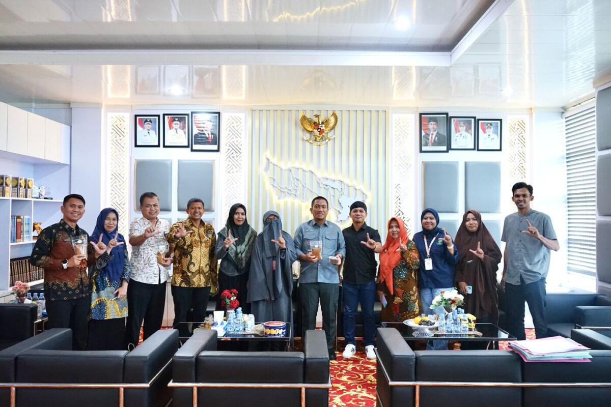 DAMPINGI -- Dinas Sosial P3A mendampingi rombongan Save the Children (StC) audiensi dengan Bupati Luwu Timur, H. Irwan Bachri Syam, di Ruang Kerja Bupati baru-baru ini.  
