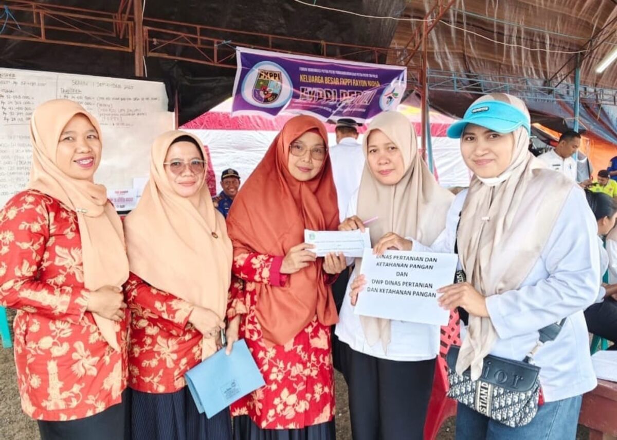 DONASI -- DPKP bersama pengurus DWP DPKP menyalurkan bantuan donasi kepada korban kebakaran di Sorowako, Kecamatan Nuha baru-baru ini.  Donasi yang terkumpul merupakan hasil dana dari DPKP, dan BPP se-Kab Luwu Timur
