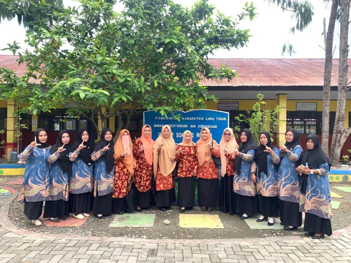 SOSIALISASI -- Bidang Pendidikan DWP Kabupaten Luwu Timur menyelenggarakan sosialisasi Gerakan Keluarga Cerdas Literasi di SDN 232 Wulasi baru-baru ini.  
