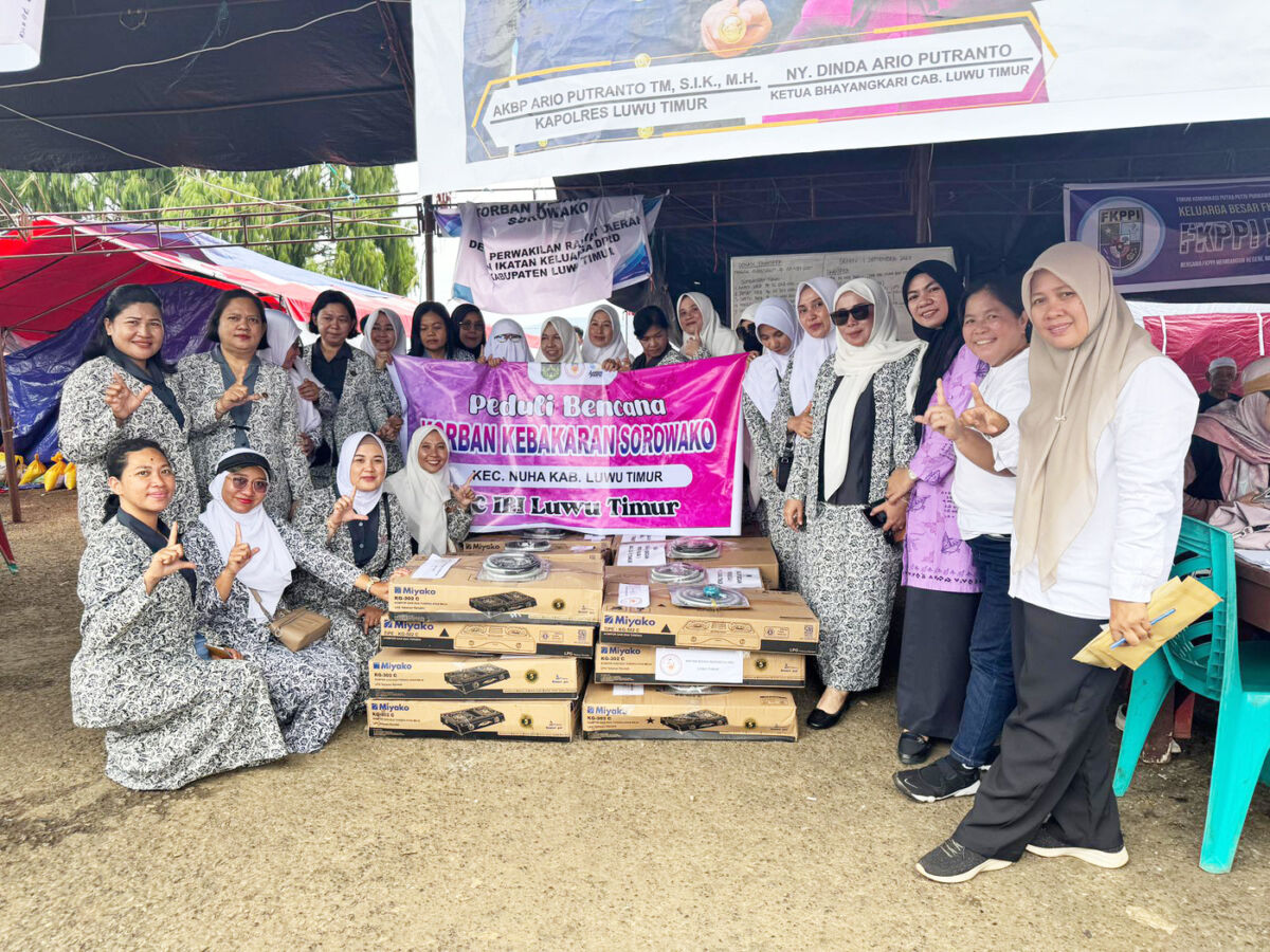 PEDULI -- Pengurus IBI Cabang Luwu Timur menunjukkan kepeduliannya terhadap warga terdampak kebakaran di Sorowako, Kecamatan Nuha baru-baru ini.  
