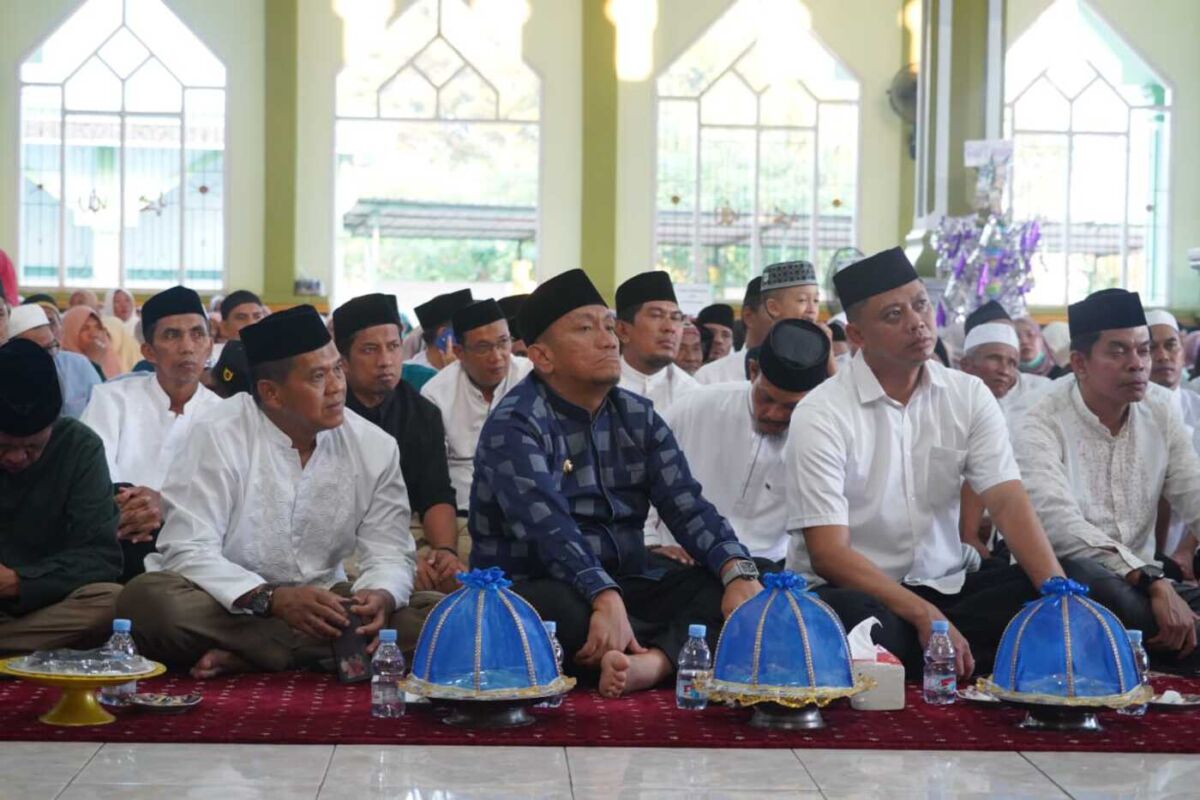 MAULID -- Bupati Luwu Timur Irwan Bachri Syam saat menghadiri peringatan Maulid Nabi Muhammad SAW tahun 1447 H / 2025 M, di Masjid Al-Anshor, Kecamatan Tomoni, Sabtu (13/9).  Turut hadir Wabup Puswapati Husler. 
