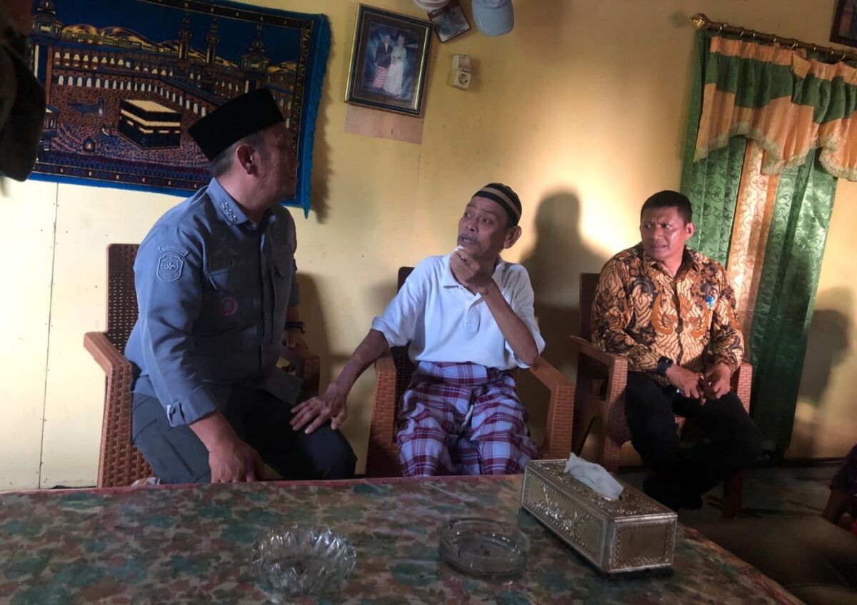 KUNJUNGI -- Bupati Luwu Timur, Irwan Bachri Syam menyempatkan diri mengunjungi sahabat lamanya, Ambo Asse, yang tengah sakit di rumahnya Desa Pertasi Kencana, Kecamatan Kalaena baru-baru ini.  
