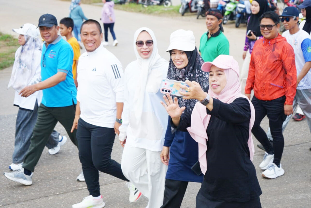 SEHAT JUARA -- Bupati Luwu Timur Irwan Bachri Syam saat menjalani aktivitas jalan pagi di bundaran batara guru melalui program Sabtu Sehat Juara, Sabtu (6/9).
