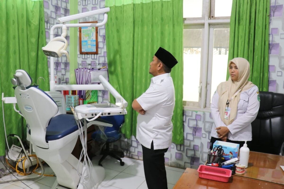 SIDAK -- Bupati Luwu Timur, Irwan Bachri Syam, melakukan inspeksi mendadak (sidak) di Puskesmas Wasuponda baru-baru ini. 
