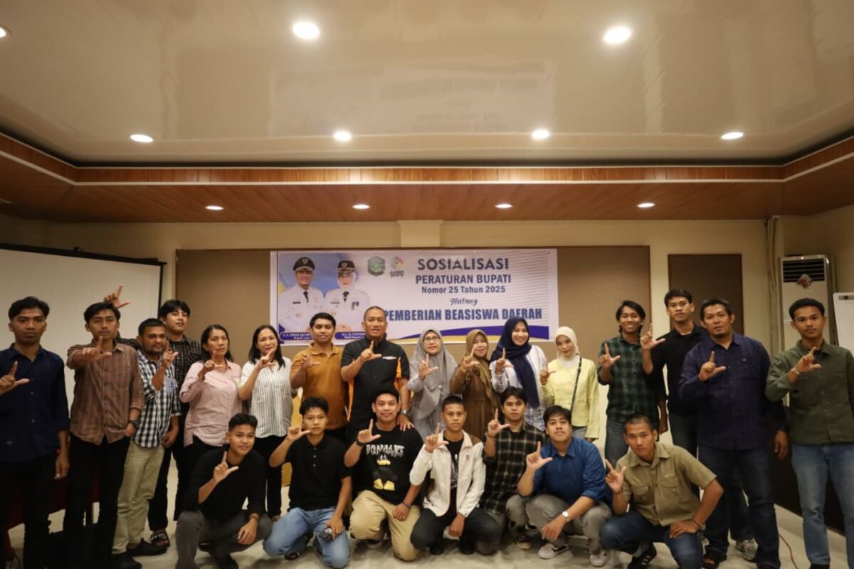 SOSIALISASI -- Bupati Luwu Timur, Irwan Bachri Syam memastikan pendidikan menjadi prioritas nyata bagi warganya benar-benar ditunjukkan melalui langkah konkrit. Hal tersebut diperlihatkannya saat sosialisasi pada Minggu (14/9). 