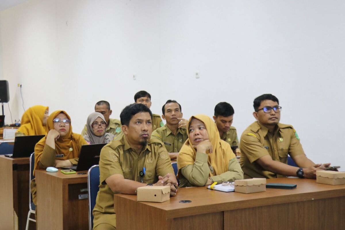 SOSIALISASI -- ASN Pemkab Lutim mengikuti sosialisasi DTSEN secara virtual, di Aula Diskominfo-Sp Kabupaten Luwu Timur baru-baru ini.  
