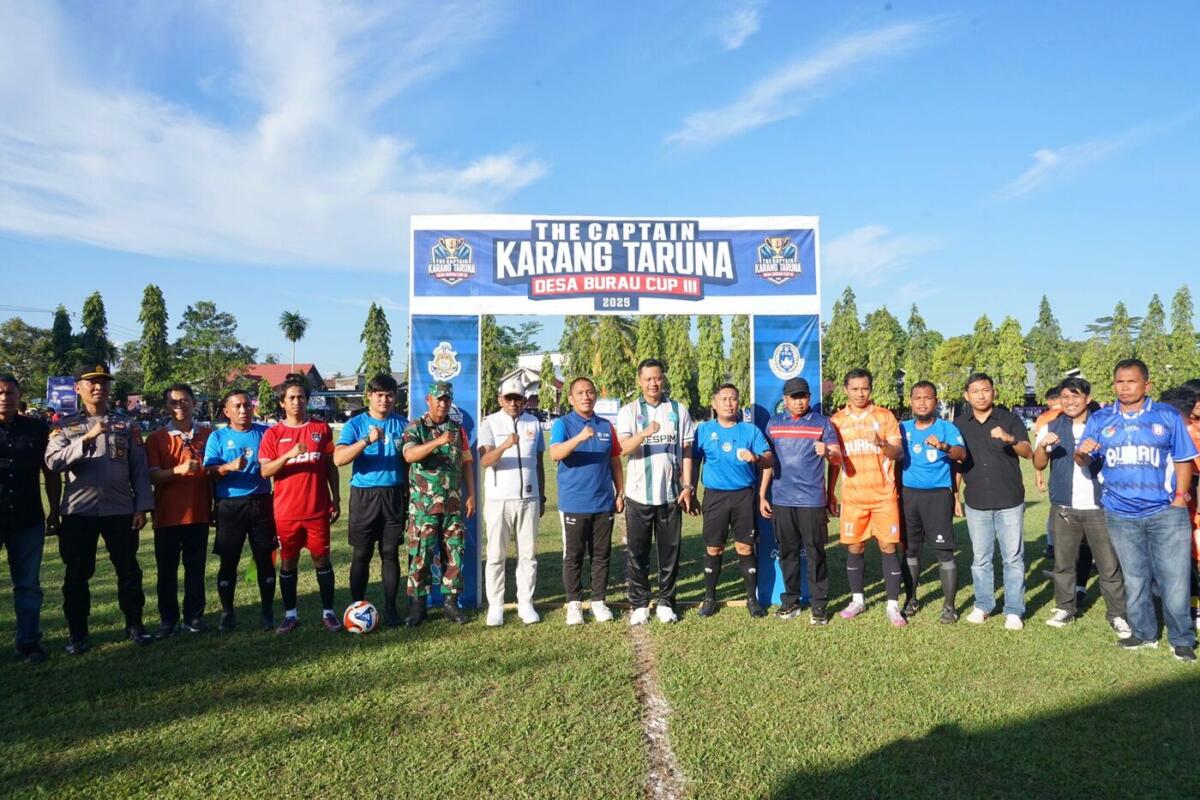 TURNAMEN -- Bupati Luwu Timur, Irwan Bachri Syam foto bersama usai membuka turnamen. Irwan menambahkan hadiah bagi para juara yang digelar di Lapangan Andi Bintang Kecamatan Burau, Minggu (21/9).
