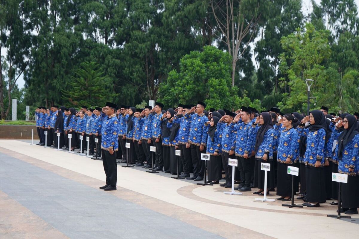 UPACARA -- Sekkab Luwu Timur, H. Bahri Suli memimpin upacara Hari Kesadaran Nasional (HKN), di Halaman Kantor Bupati, Selasa (17/9)
