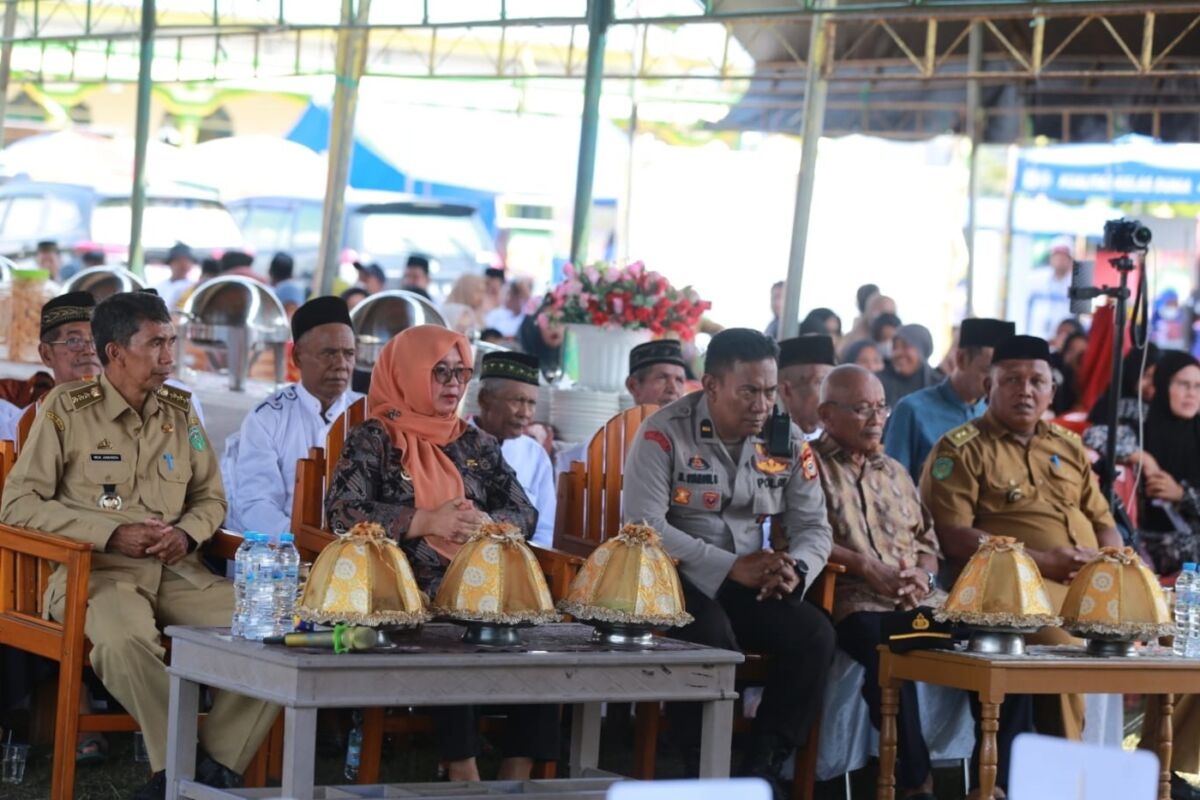 HUT -- Wabup Luwu Timur, Hj. Puspawati Husler didampingi Camat Tomoni, Muhammad Jumardin menghadiri puncak peringatan HUT ke-86 Desa Mulyasri, Kecamatan Tomoni, yang dirangkaikan dengan tradisi Bersih Desa di Lapangan Sarjono, Selasa  (9/9). 
