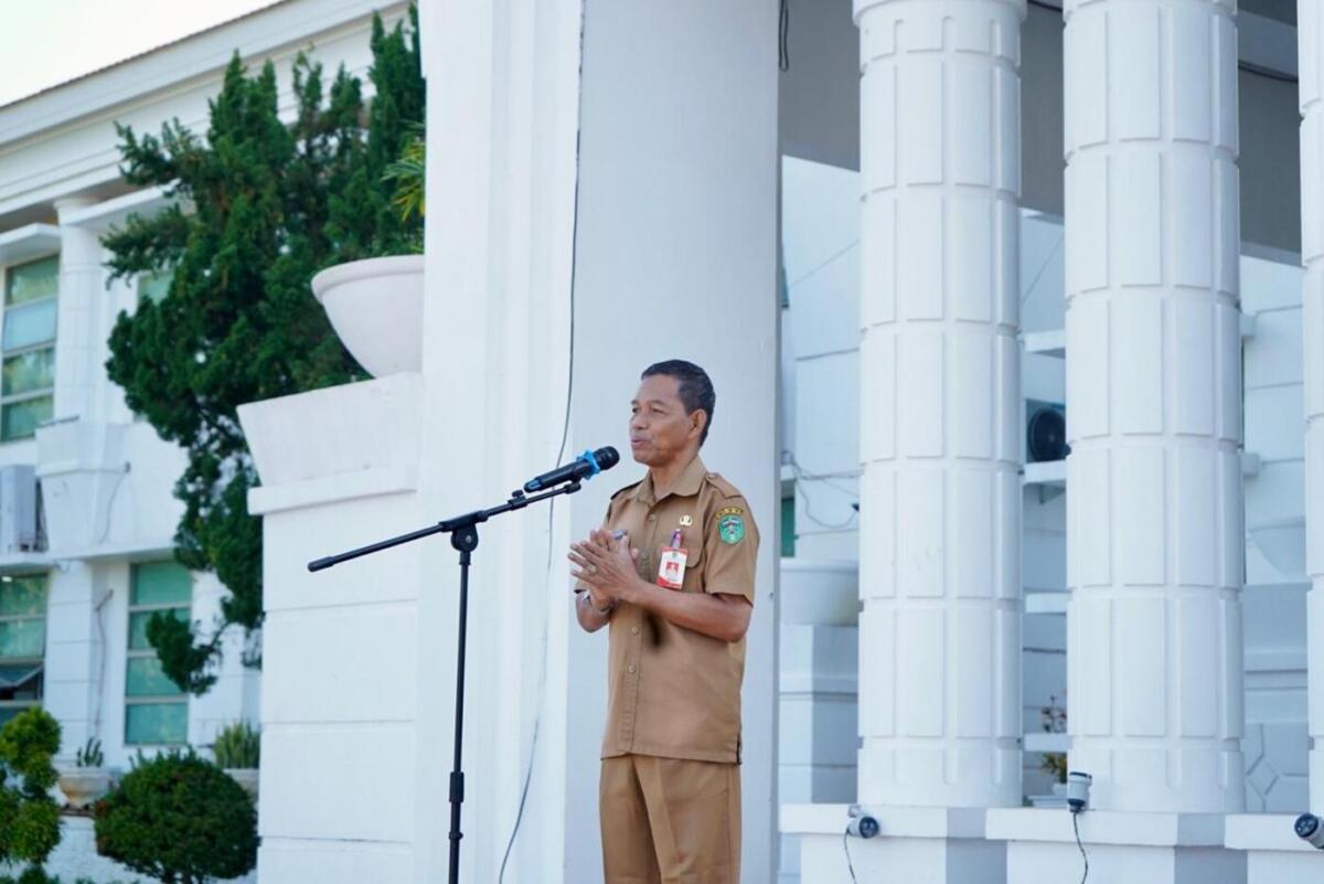 APEL PAGI -- Pemkab Luwu Timur kembali menggelar apel pagi rutin di halaman Kantor Bupati Luwu Timur, Senin (22/9). Apel dipimpin Staf Ahli Bidang Pembangunan, Rapiuddin Tahir
