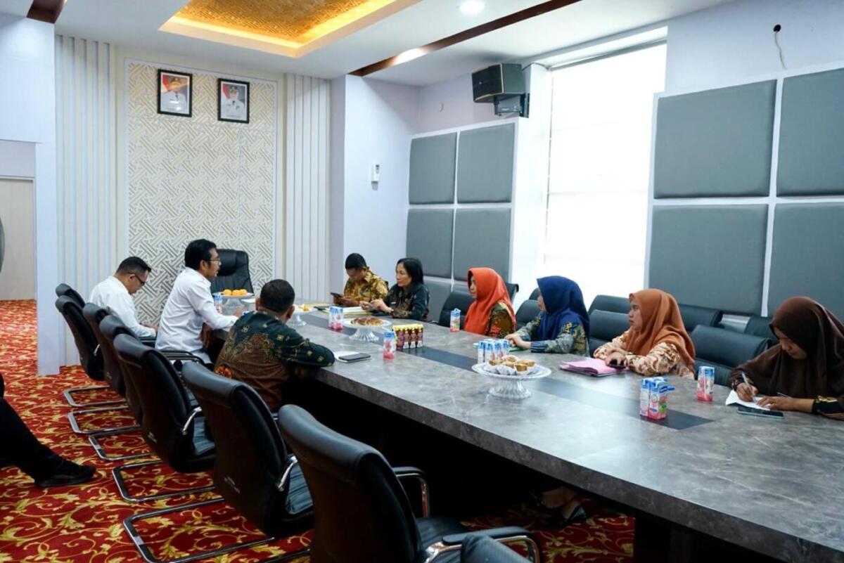 AUDIENSI -- Bupati Luwu Timur, Irwan Bachri Syam menerima audiensi dengan Balai Pemasyarakatan (Bapas) Kelas II Palopo, di Ruang Rapat Pimpinan Kantor Bupati belum lama ini.  
