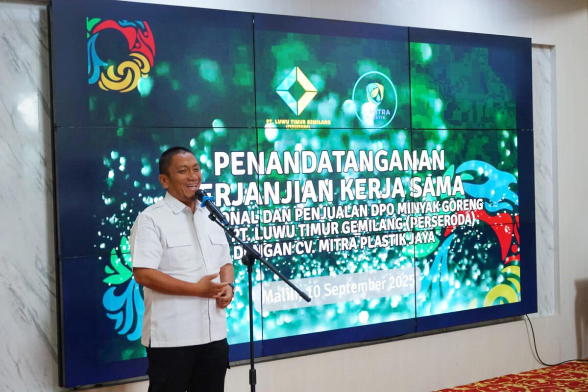 TEKEN KERJASAMA  -- PT Luwu Timur Gemilang (Perseroda) dengan CV Mitra Plastik Jaya (MPJ) menggelar penandatanganan perjanjian kerja sama (MoU) operasional dan penjualan DPO minyak goreng di lobi Kantor Bupati Luwu Timur baru-baru ini. 
