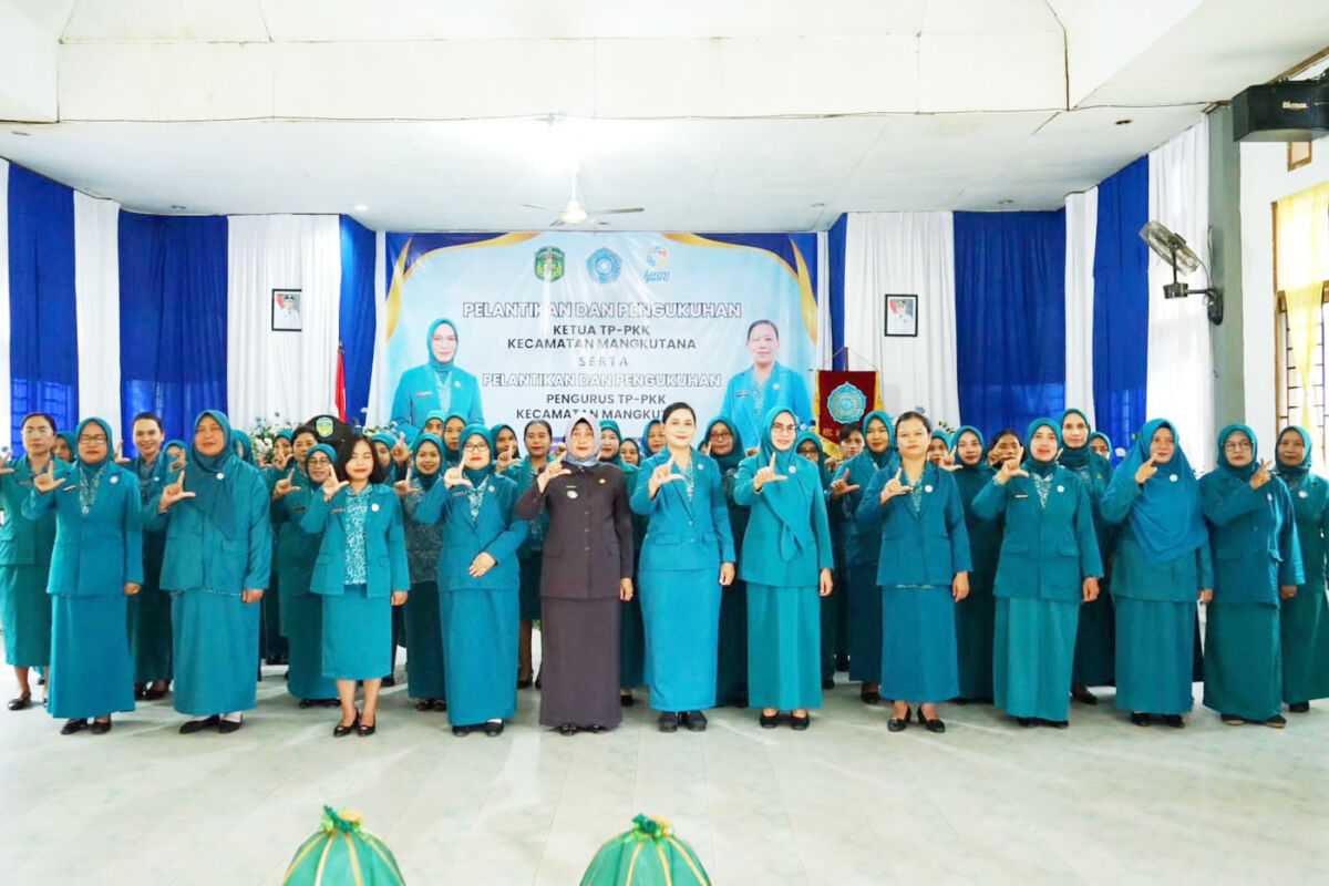 LANTIK -- Ketua TP Pemberdayaan dan Kesejahteraan Keluarga (TP PKK) Kabupaten Luwu Timur Ani Nurbani Irwan resmi melantik Ketua dan pengurus TP PKK Kecamatan Burau, Mangkutana, dan Tomoni baru-baru ini. 
