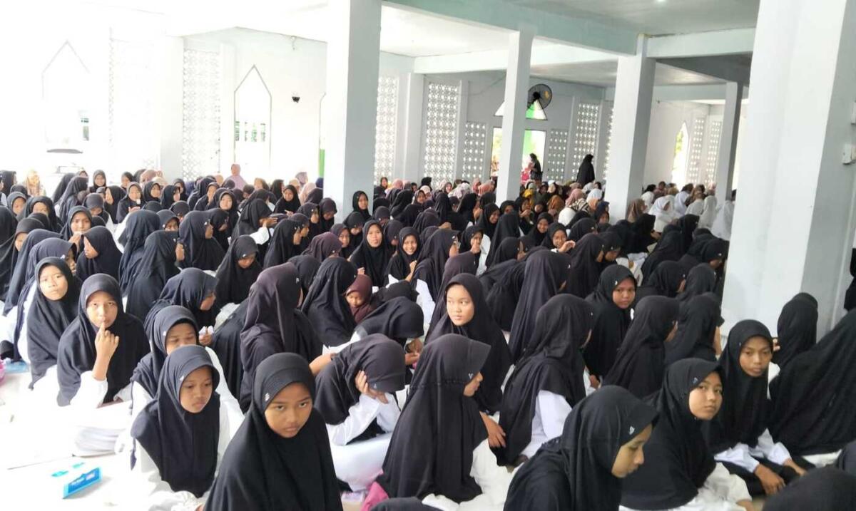 MAULID -- Wabup Luwu Timur, Hj  Puspawati Husler saat menghadiri peringatan Maulid Nabi Muhammad SAW 1447 H/2025 M di Pondok Pesantren Nurul Junaidiyah, Desa Lauwo, Kecamatan Burau, Minggu (28/9).  
