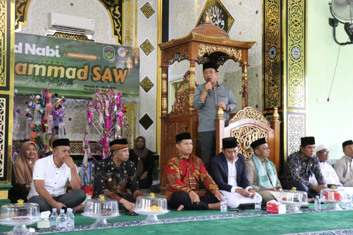 HADIRI MAULID -- Bupati Luwu Timur, Irwan Bachri Syam mengajak masyarakat dan hadirin untuk memperdalam makna ajaran Rasulullah saat menghadiri kegiatan Maulid Nabi di Kecamatan Kalaena baru-baru ini
