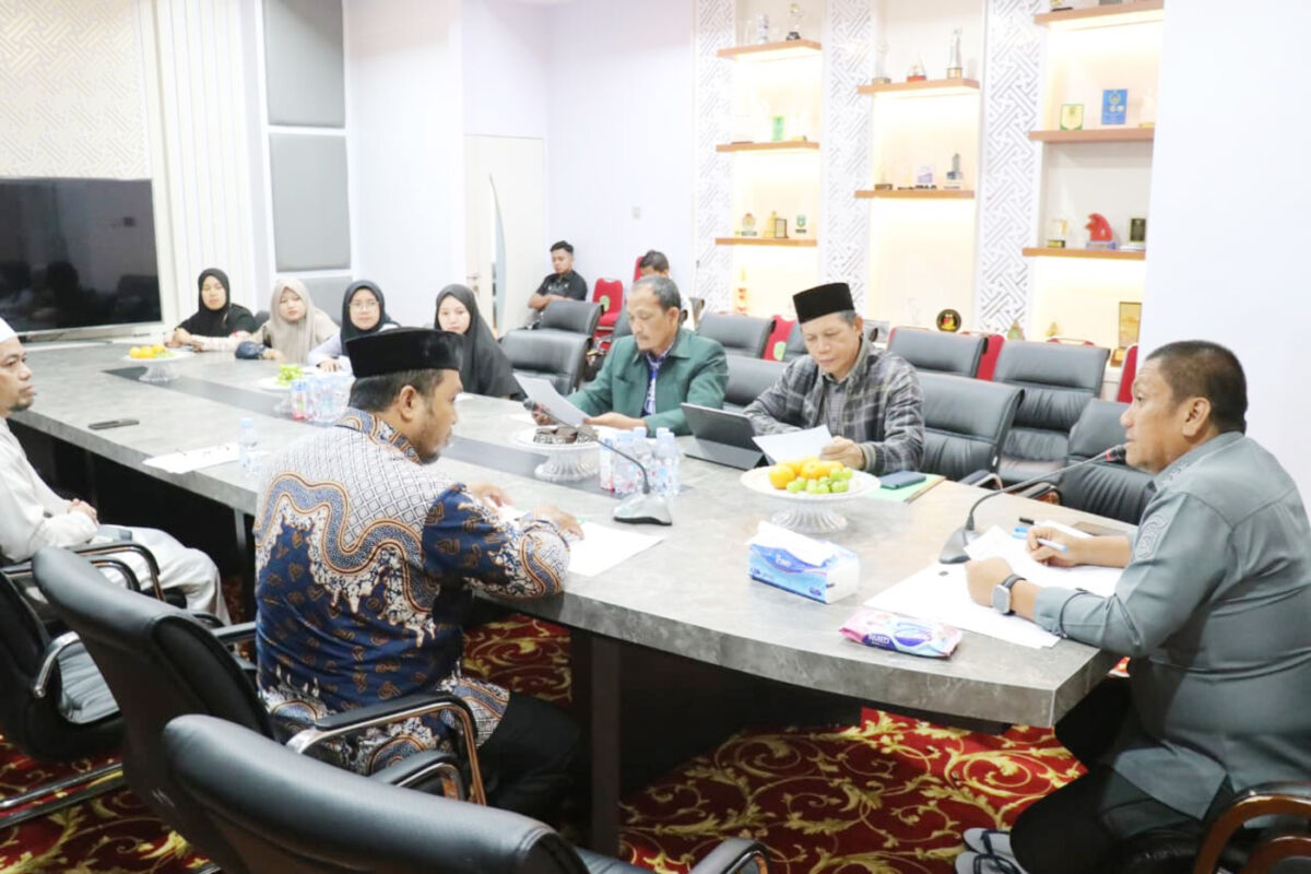 RAKOR -- Bupati Luwu Timur, Irwan Bachri Syam memimpin Rakor untuk membahas enam draft rencana kerja strategis bersama swebagai upaya memperkuat peran Badan Amil Zakat Nasional (Baznas) demi kesejahteraan masyarakat Luwu Timur  di Ruang Rapat Bupati baru-baru ini.

