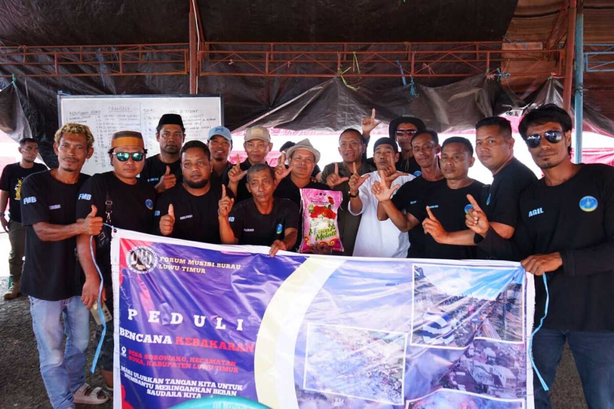 TINJAU POSKO -- Bupati Luwu Timur, H Irwan Bachri Syam meninjau posko induk korban kebakaran di Desa Sorowako, Kecamatan Nuha sebagai bentuk komitmen dalam memastikan tersalurkannya seluruh bantuan dari relawan, organisasi, dan kelompok kemanusiaan lainnya baru-baru ini.‎
