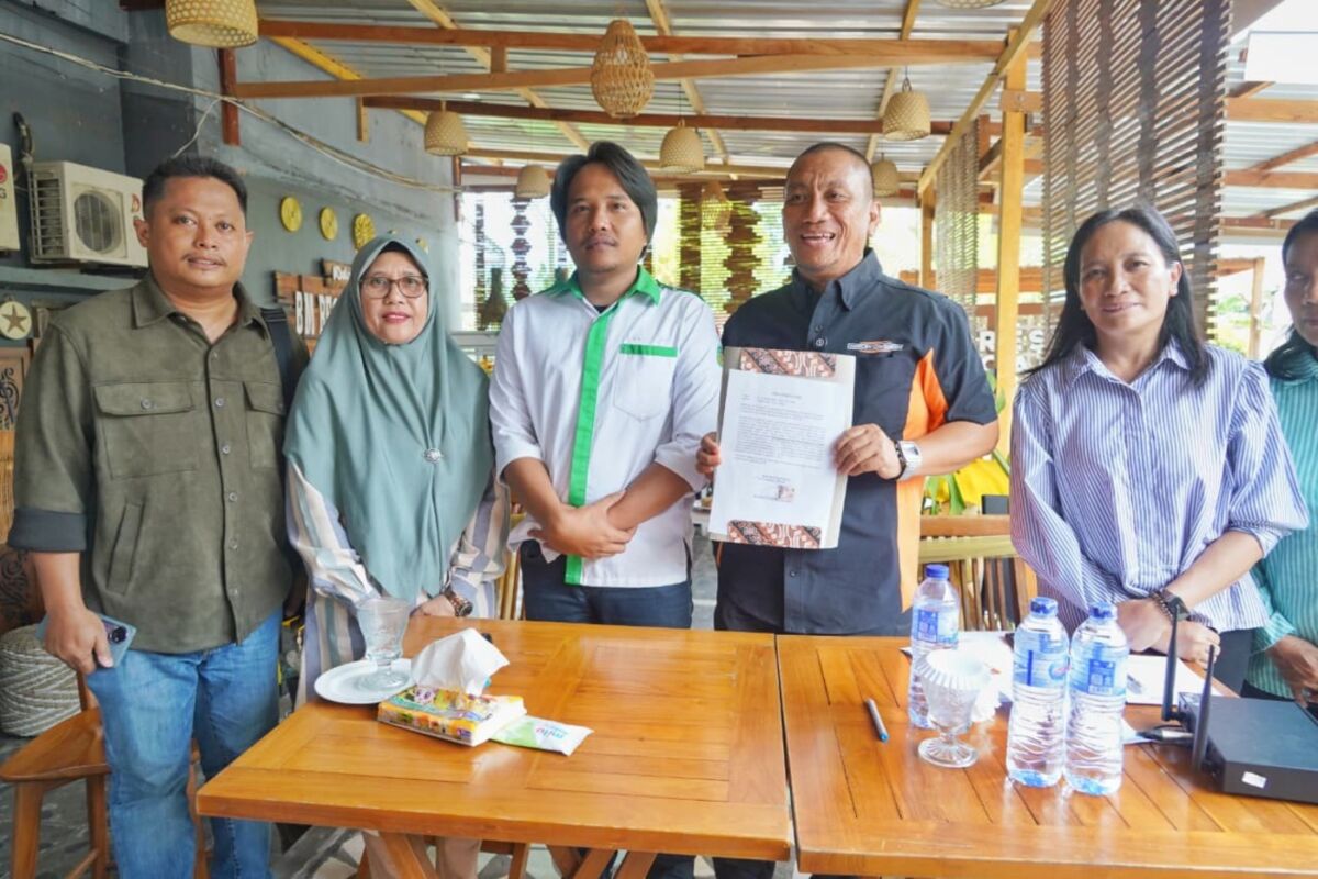 ASRAMA -- Bupati Luwu Timur, Irwan Bachri Syam menunjukkan komitmennya dalam mendukung kemajuan pendidikan dengan menggelar diskusi santai bersama mahasiswa asal Luwu Timur yang tergabung dalam Himpunan Mahasiswa (HAM) Lutim di Cafe dan Resto BM. Residence Hotel, Palopo baru-baru ini. 
