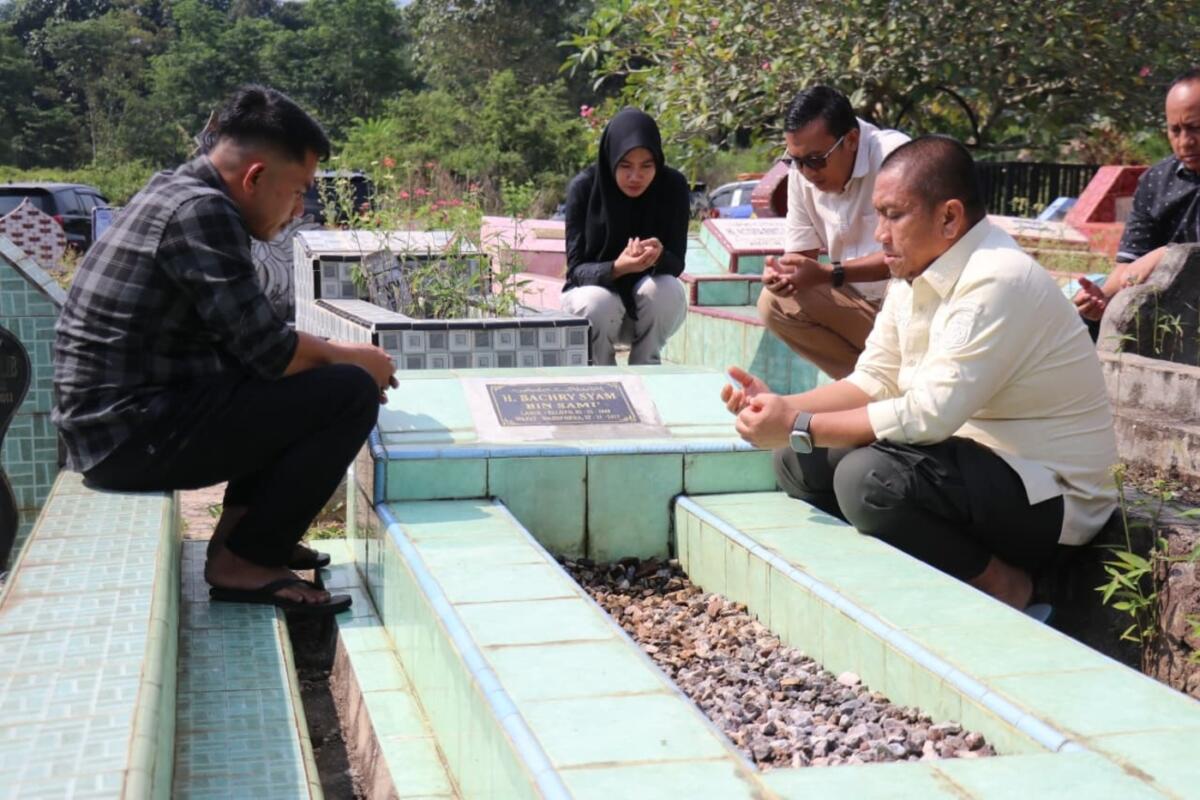ZIARAH -- Bupati Luwu Timur, Irwan Bachri Syam kembali menunjukkan sisi keteladanan yang sederhana namun sarat makna dengan melakukan ziarah kepada kedua irang tuanya, Sabtu (20/9). 
