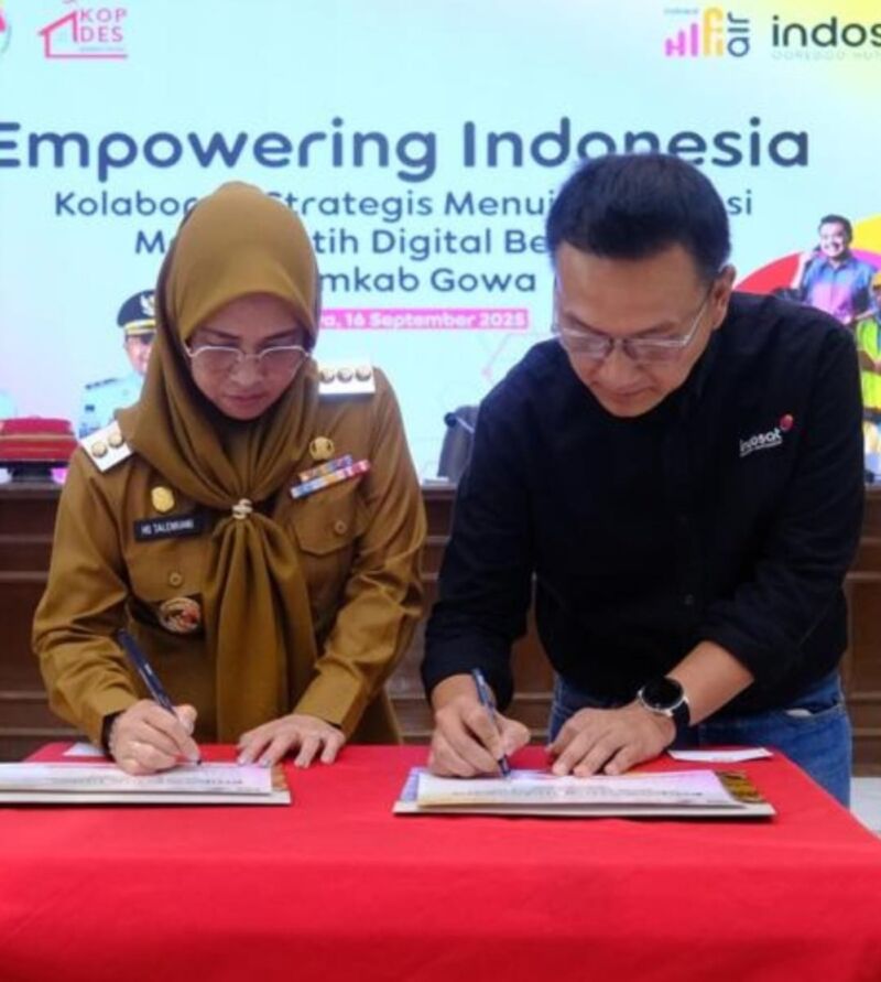 IST
MENANDATANGANI -- Bupati Gowa, Husniah Talenrang bersama SVP Head of Marketing Indosat Kalisumapa, Adi Wibowo menandatangani kerja sama Koperasi Merah Putih Digital. 
