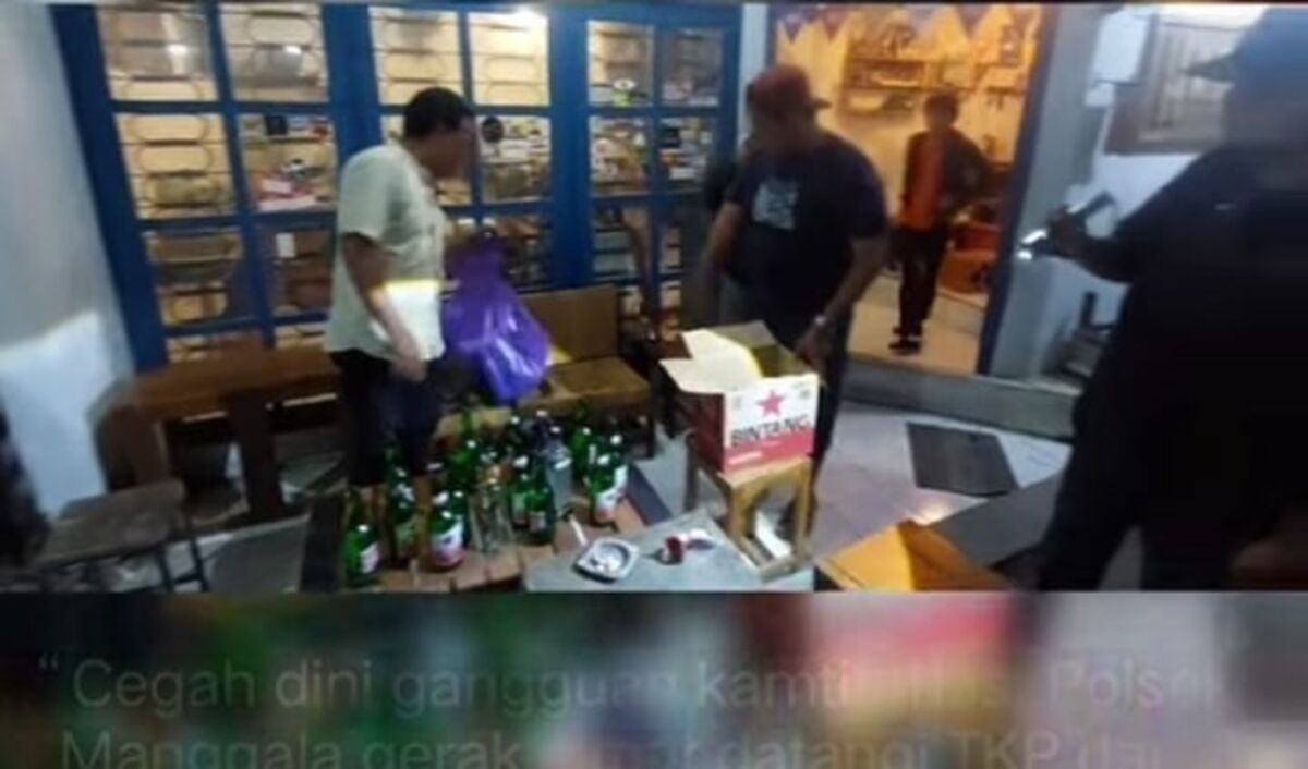 PESTA MIRAS -- Personel Polsek Manggala ketika membubarkan pengunjung yang berpesta miras di Warkop. 

