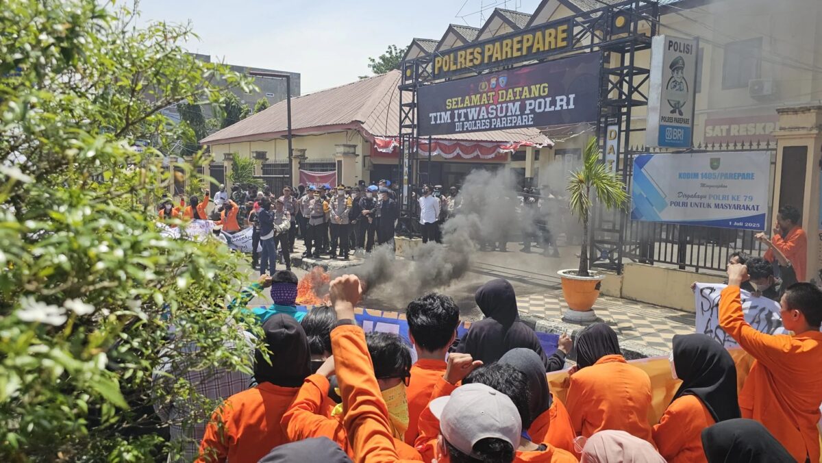 Waka Polres Gendong Mahasiswa Pingsan