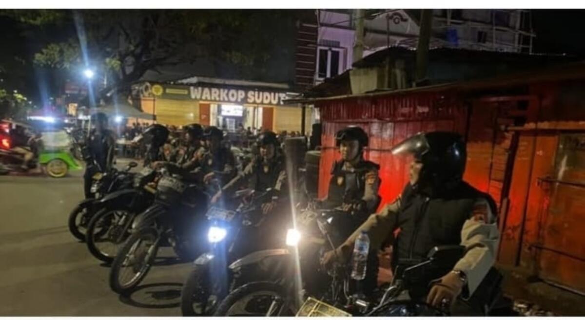 PATROLI -- Personel Samapta Polrestabes Makassar siap melaksanakan patroli gangguan Kamtibmas di wilayah hukum Polrestabes Makassar. 

