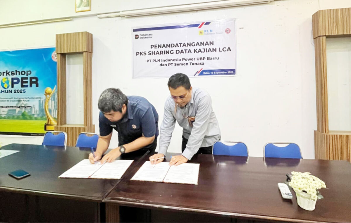 PENANDATANGANAN -- Penandatanganan kerja sama berbagai dokumen LCA antara PT Semen Tonasa dengan PT PLN Indonesia Power UBP Barru.
