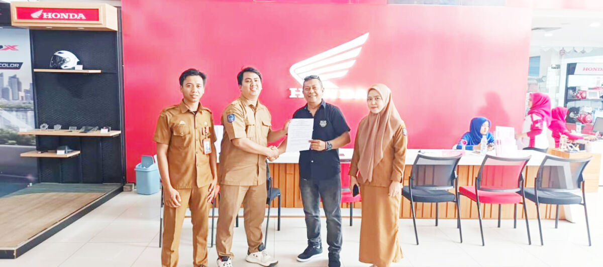PERJANJIAN -- Technical Service Manager Asmo Sulsel, Anton Prihatno (dua dari kanan) dan Kepala SMKN 8 Pangkep, Bagas (dua dari kiri), menunjukkan naskah kerja sama yang telah ditandatangani kedua belah pihak.